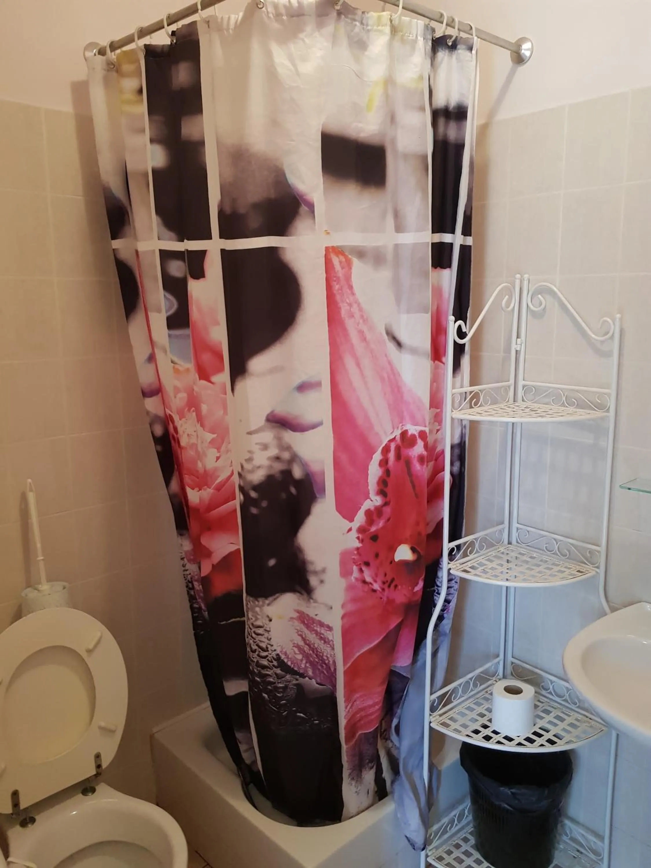 Shower in Chambre d'Hôte "Chez Antoinette et Charles"