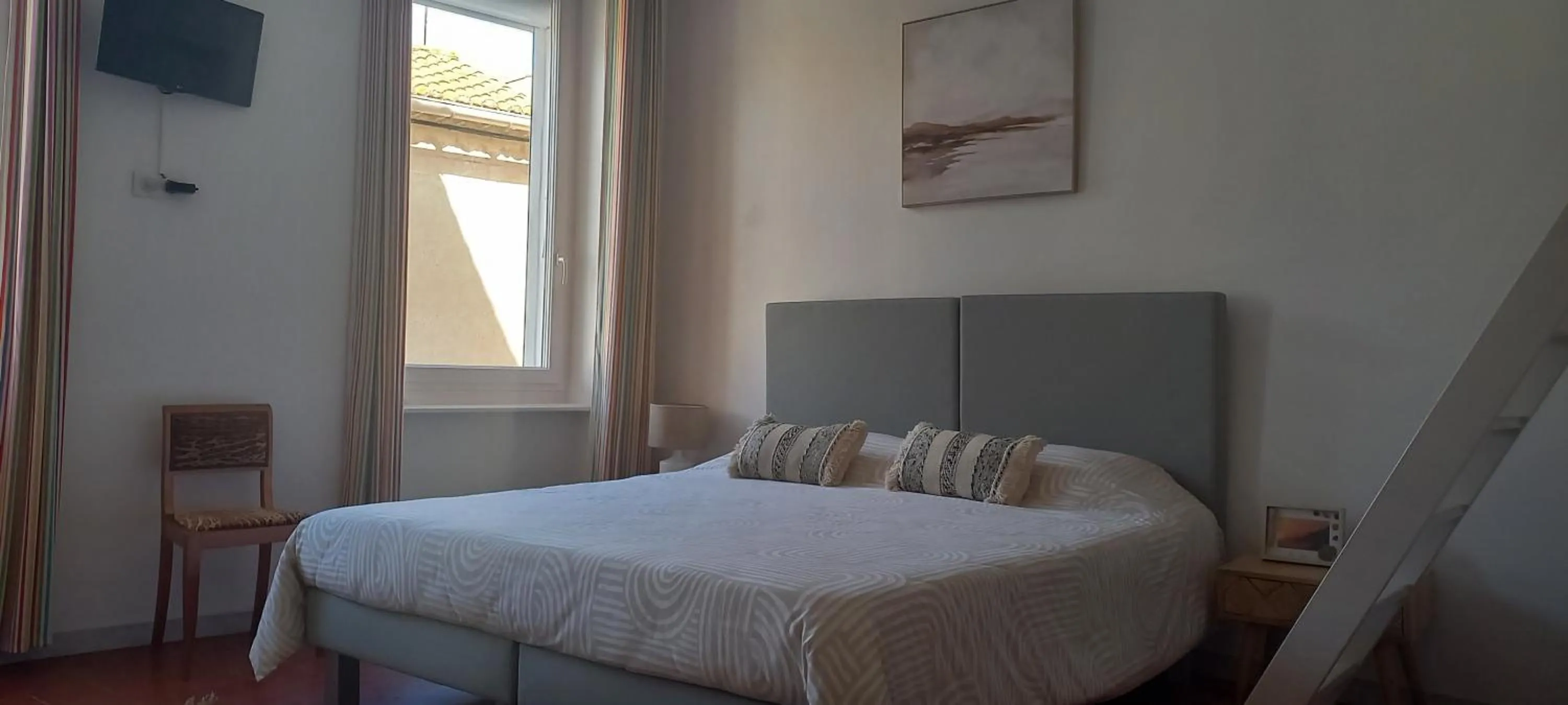 Photo of the whole room, Bed in La maison de Malaurie