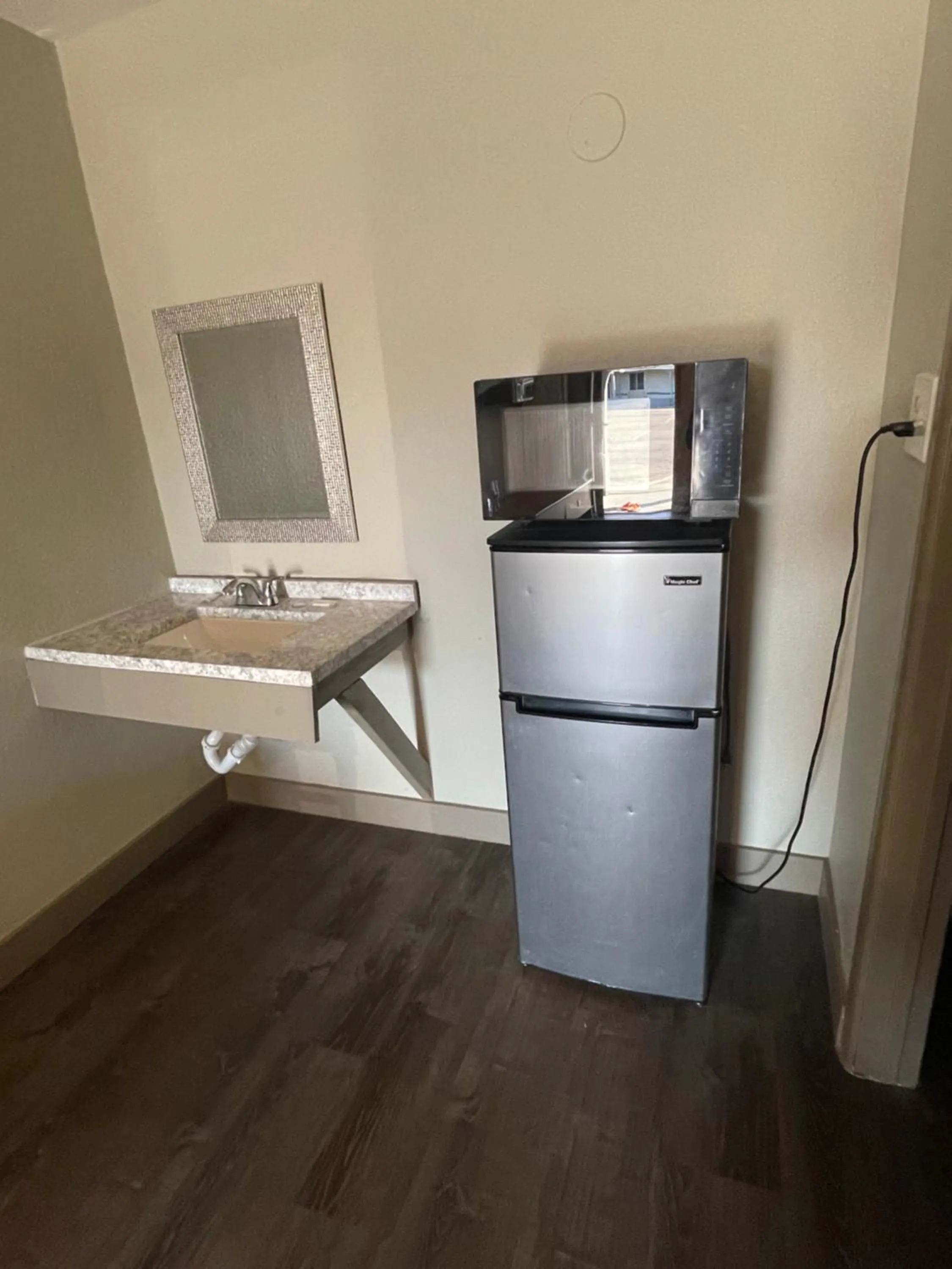 microwave in Western Lodge Phoenix Airport/Downtown