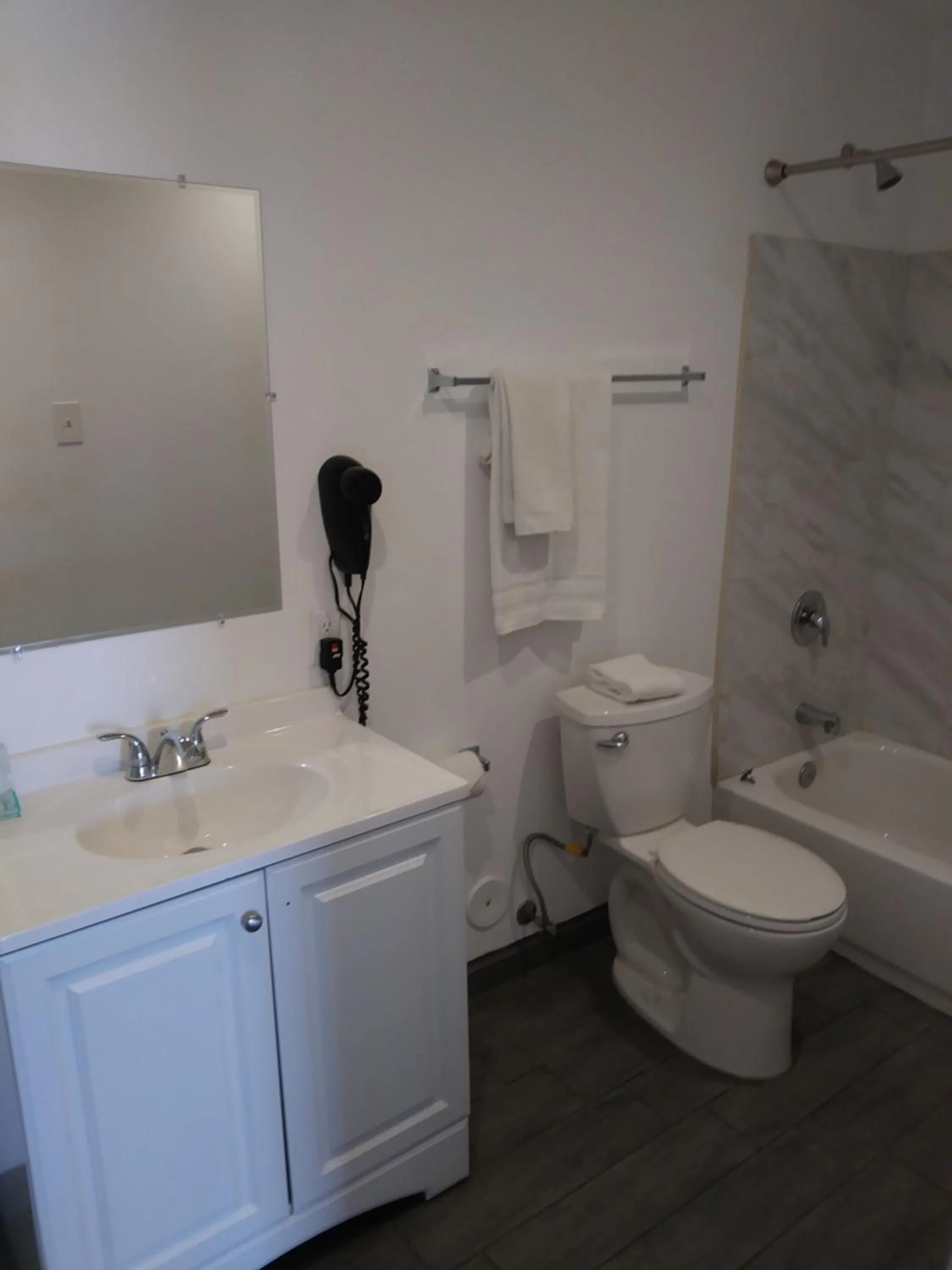 Bathroom in Western Lodge Phoenix Airport/Downtown