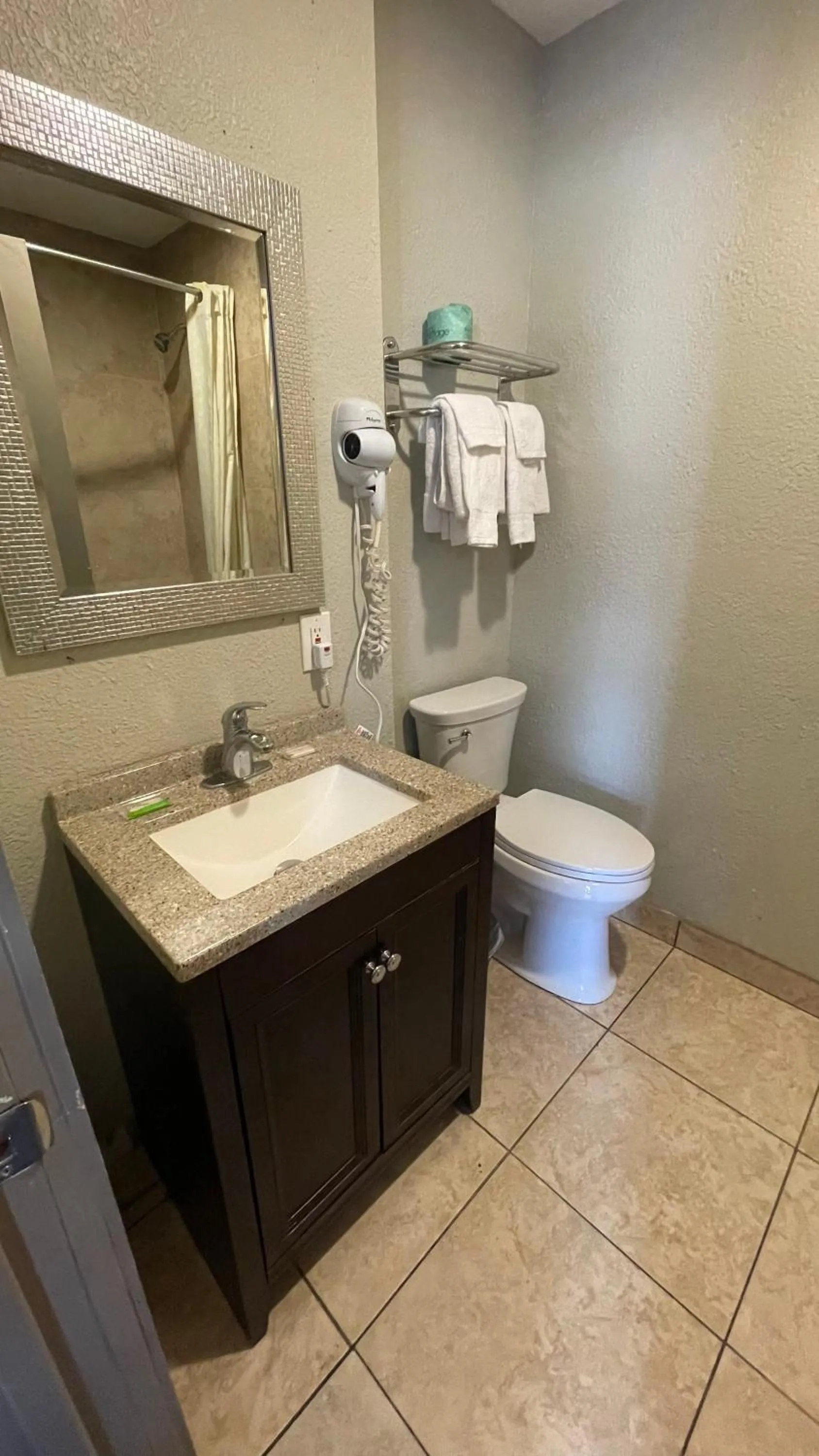 Bathroom in Western Lodge Phoenix Airport/Downtown