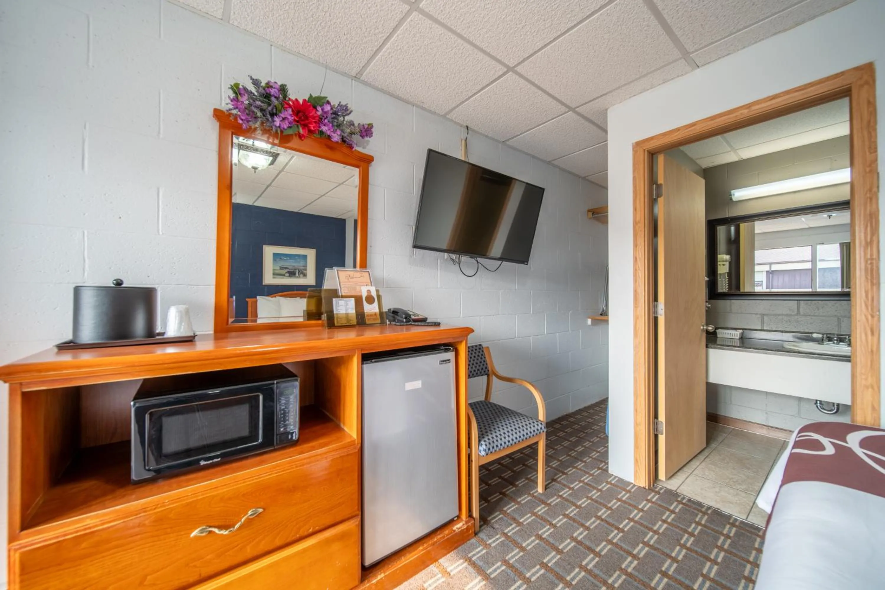 Bedroom, Bed in Sleep-ees Inn, Saginaw & Frankenmuth