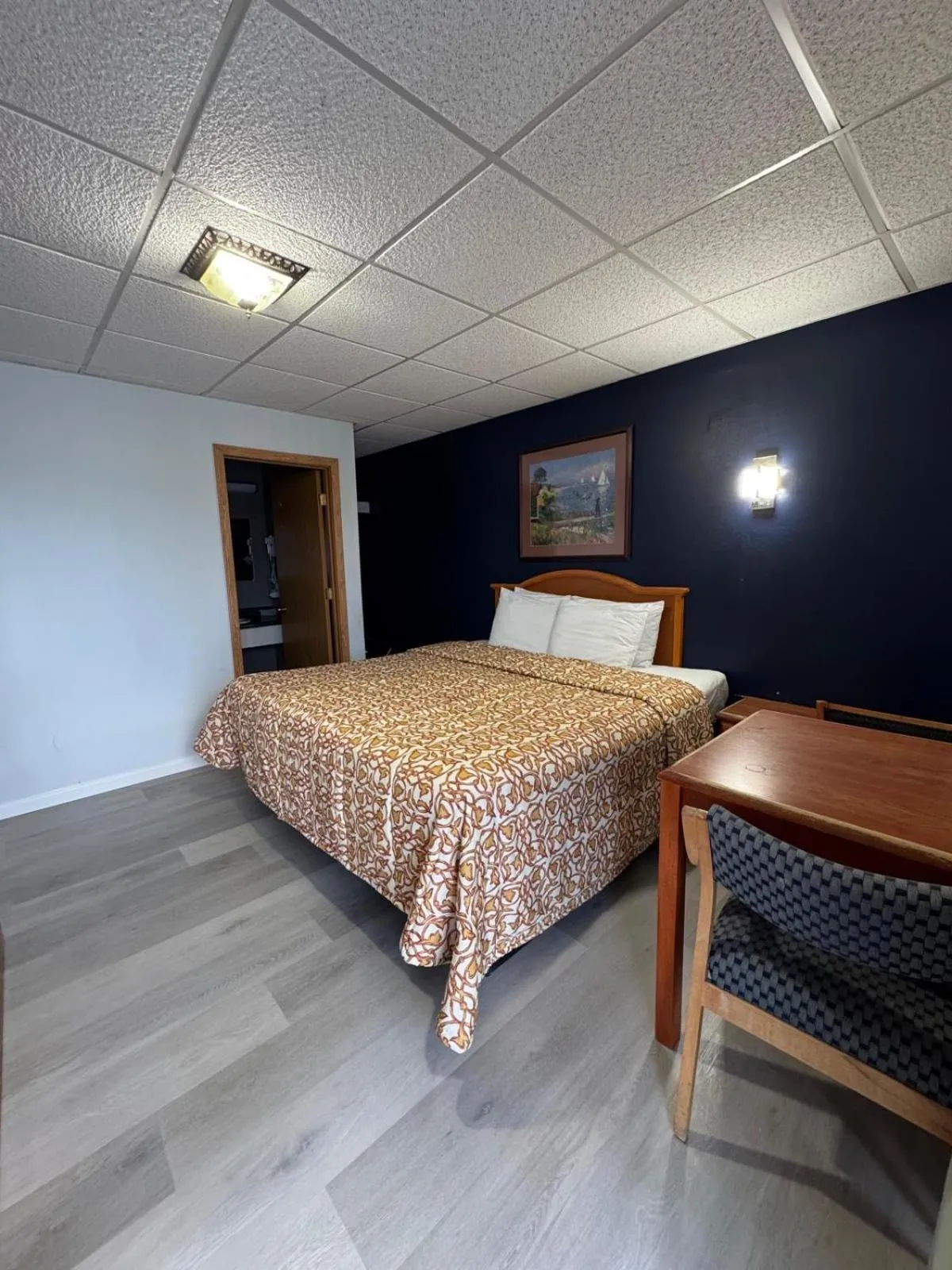 Bed in Sleep-ees Inn, Saginaw & Frankenmuth