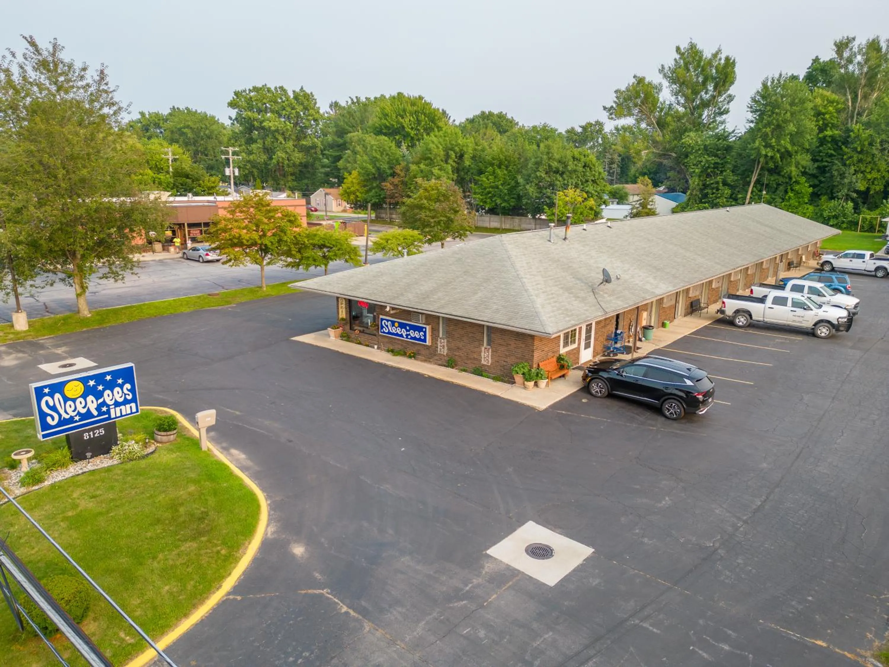 Property building in Sleep-ees Inn, Saginaw & Frankenmuth