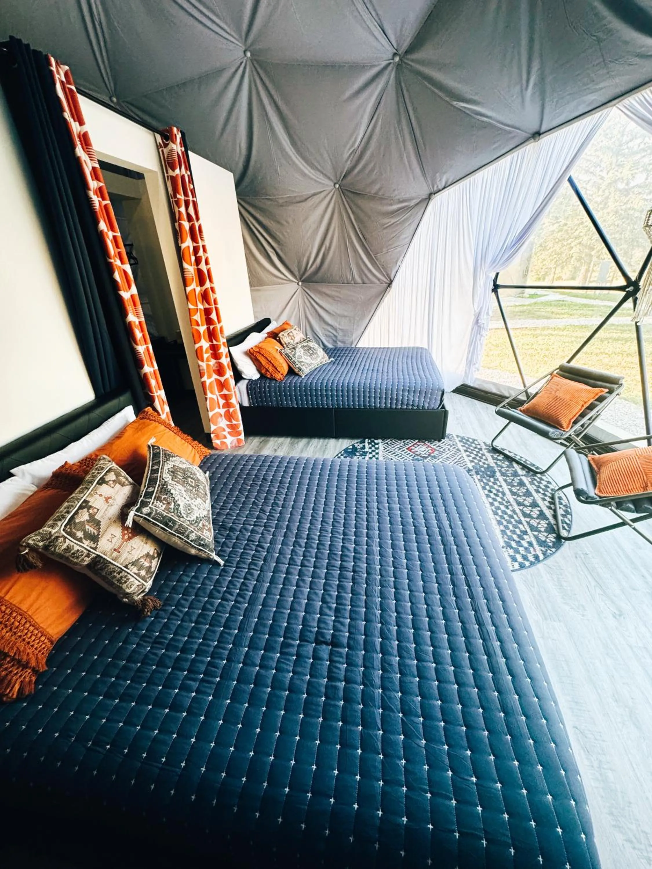 Photo of the whole room, Bed in DayDreamer Domes