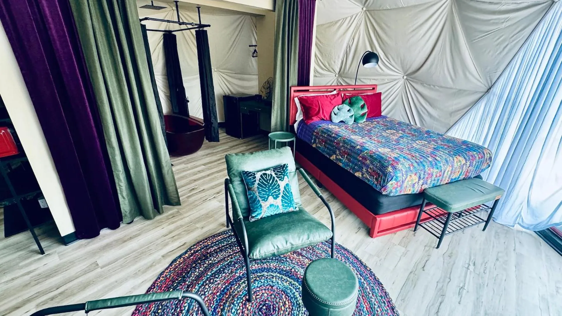 Photo of the whole room, Bed in DayDreamer Domes