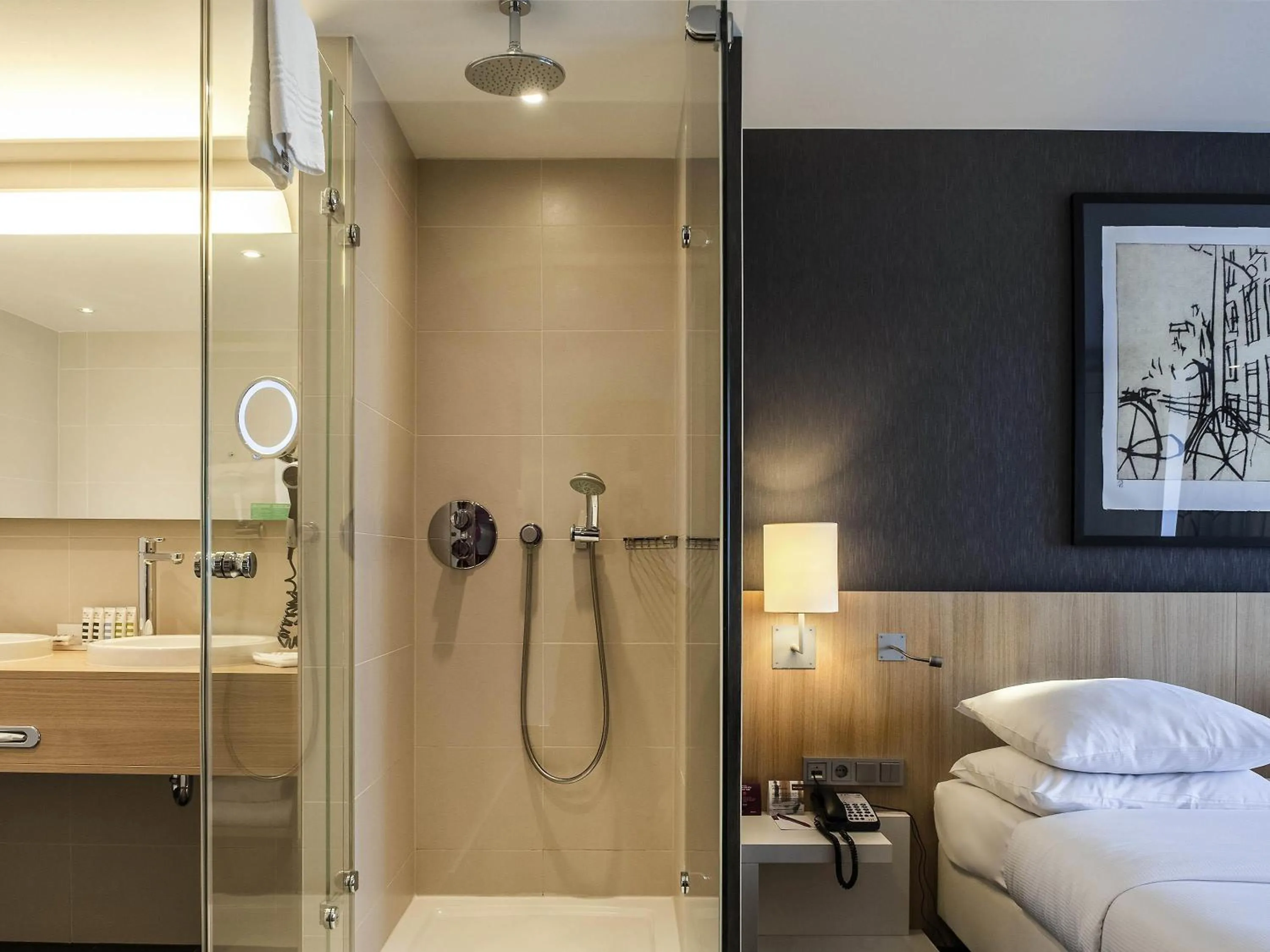 Bedroom, Bed in Mercure Amsterdam City Hotel