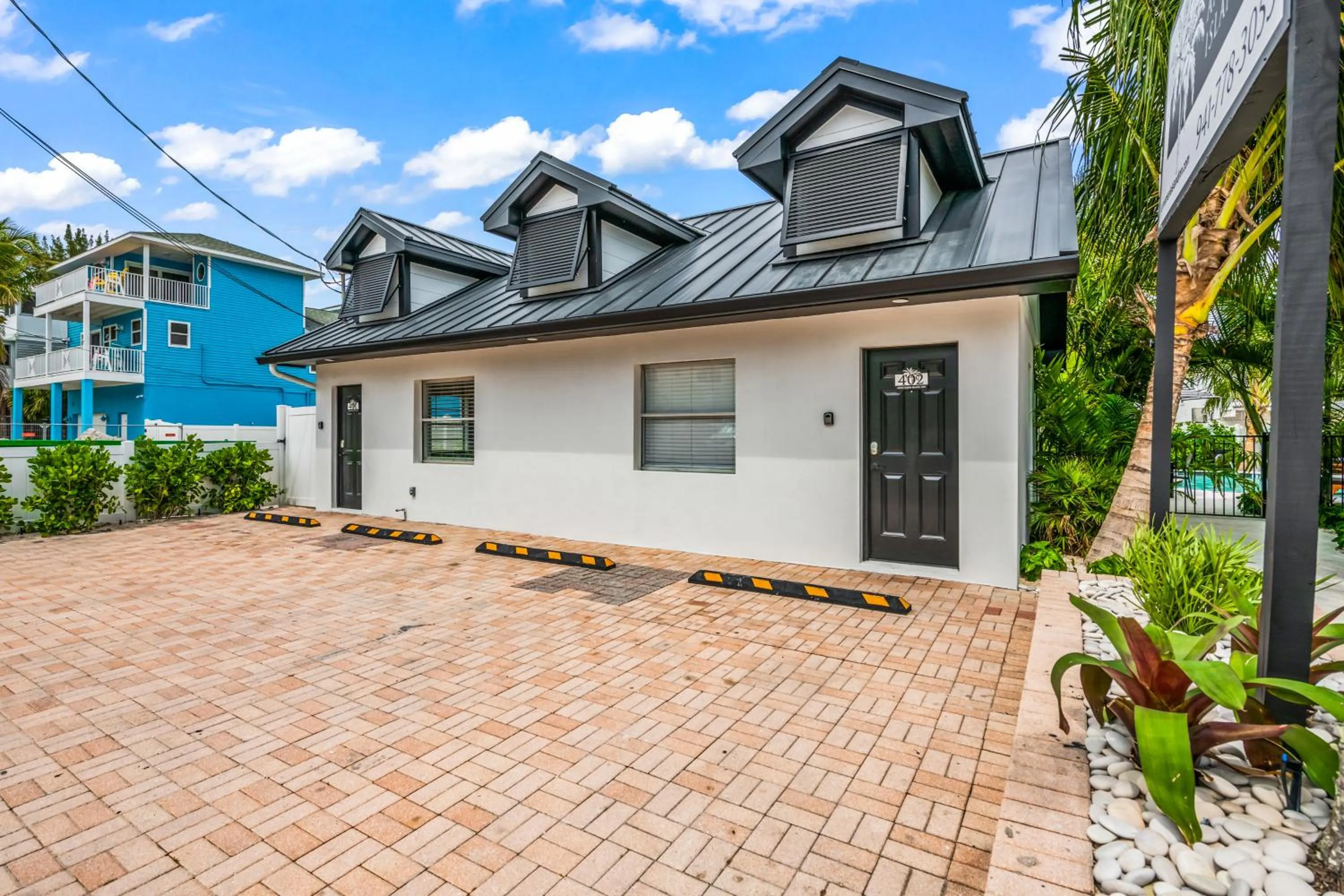Property building in The Retreat at Anna Maria Island Inn