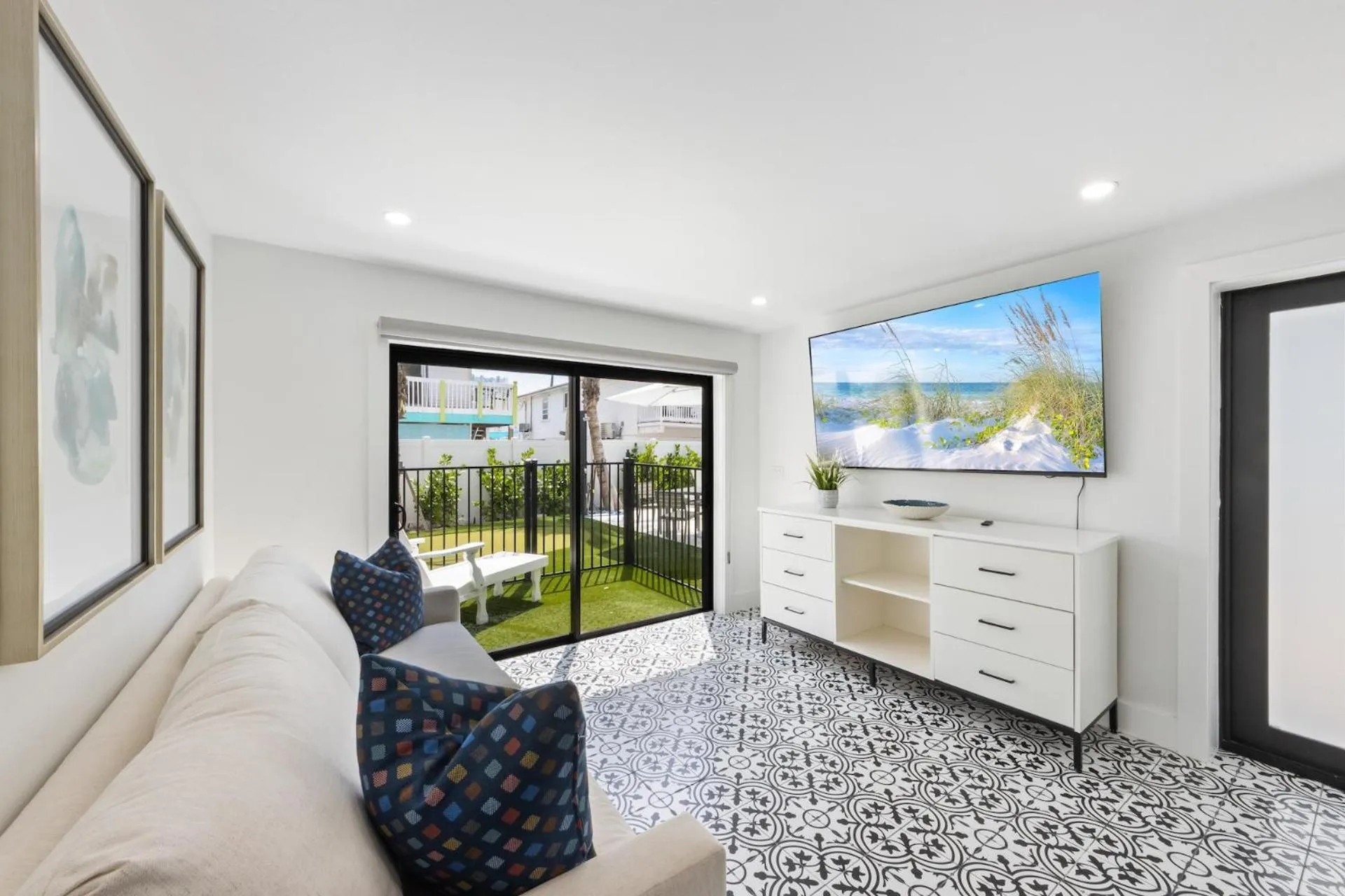 TV and multimedia in The Retreat at Anna Maria Island Inn