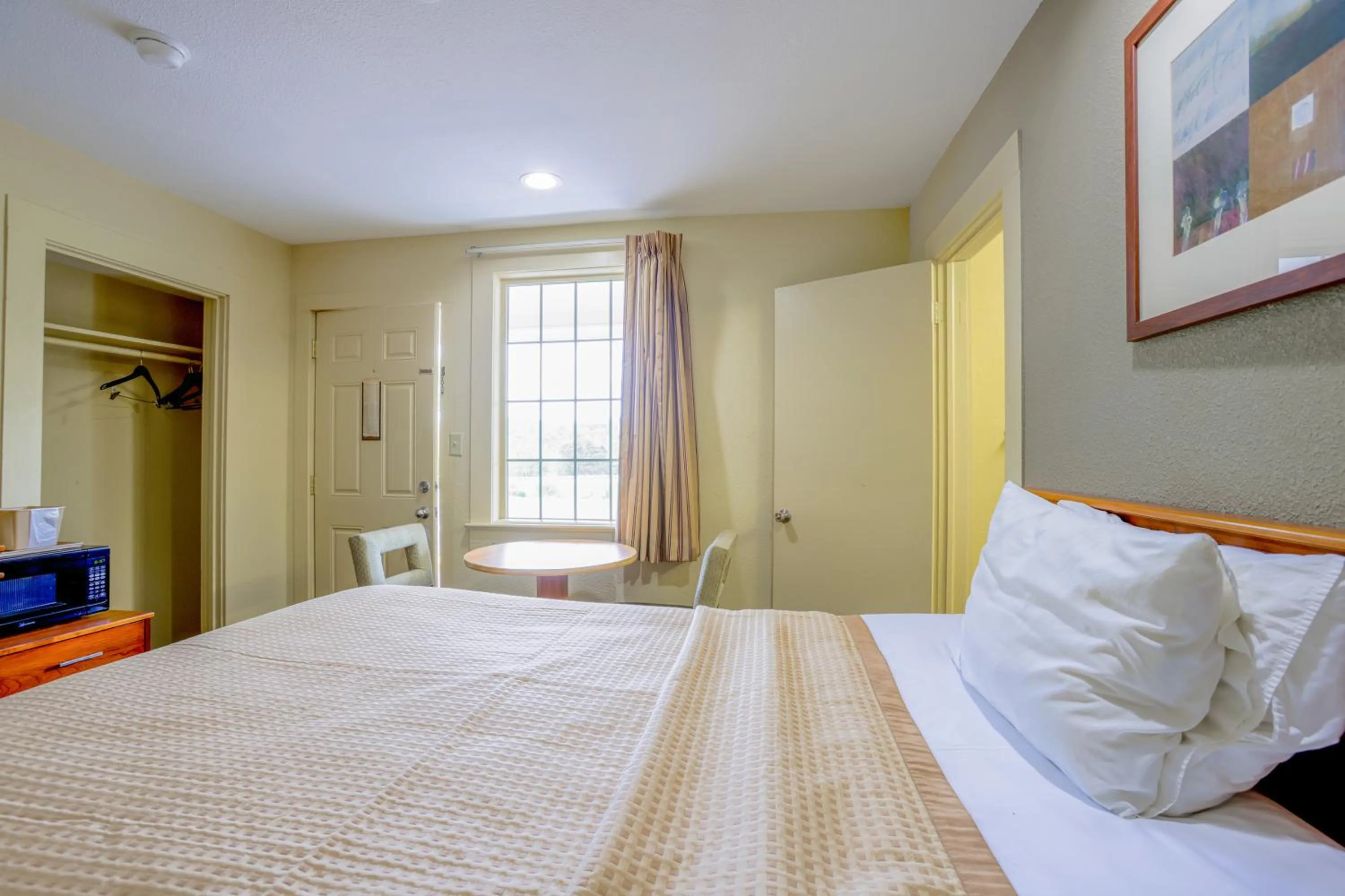 Bedroom, Bed in Budget Inn By OYO Natural Bridge I-81