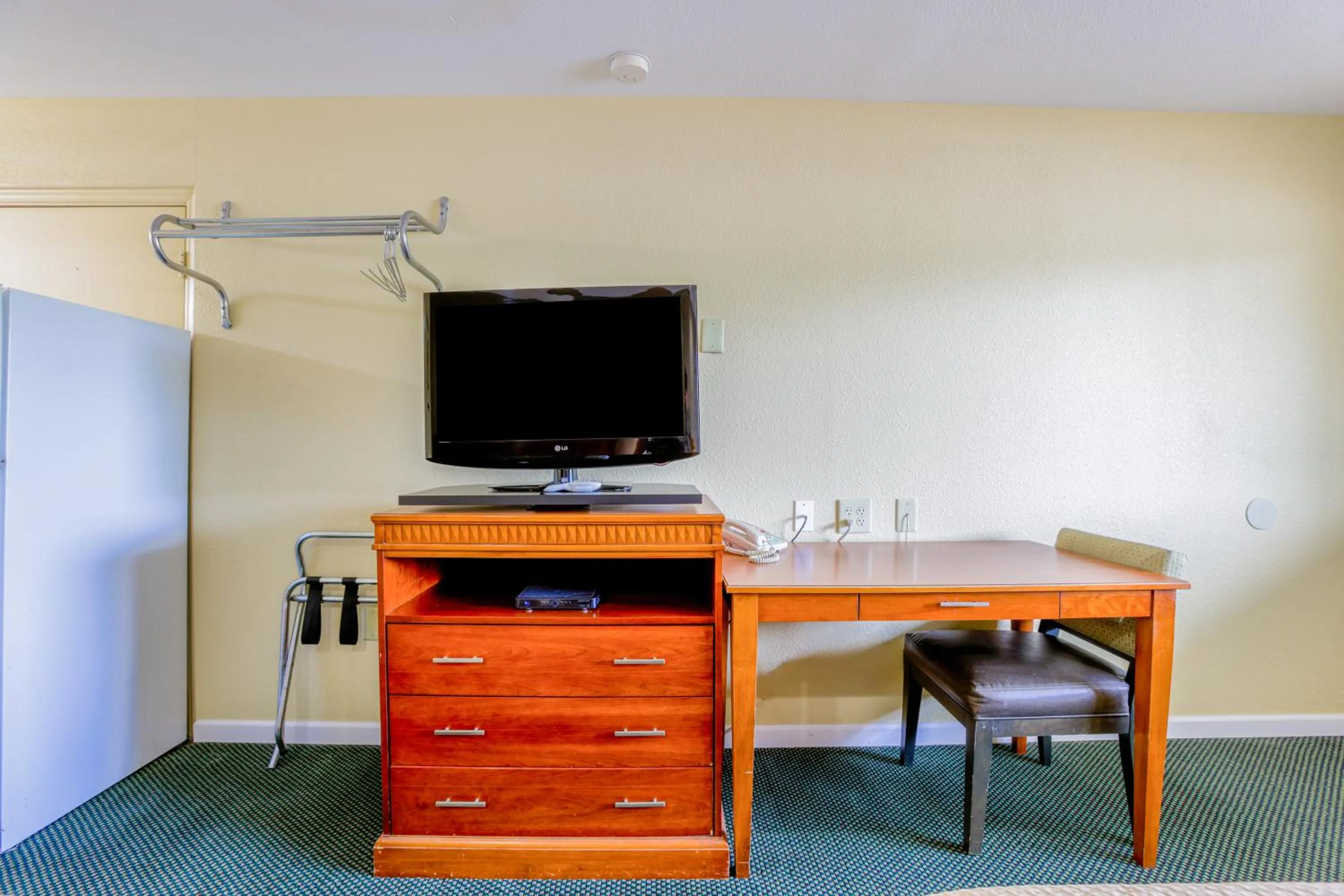 TV and multimedia in Budget Inn By OYO Natural Bridge I-81