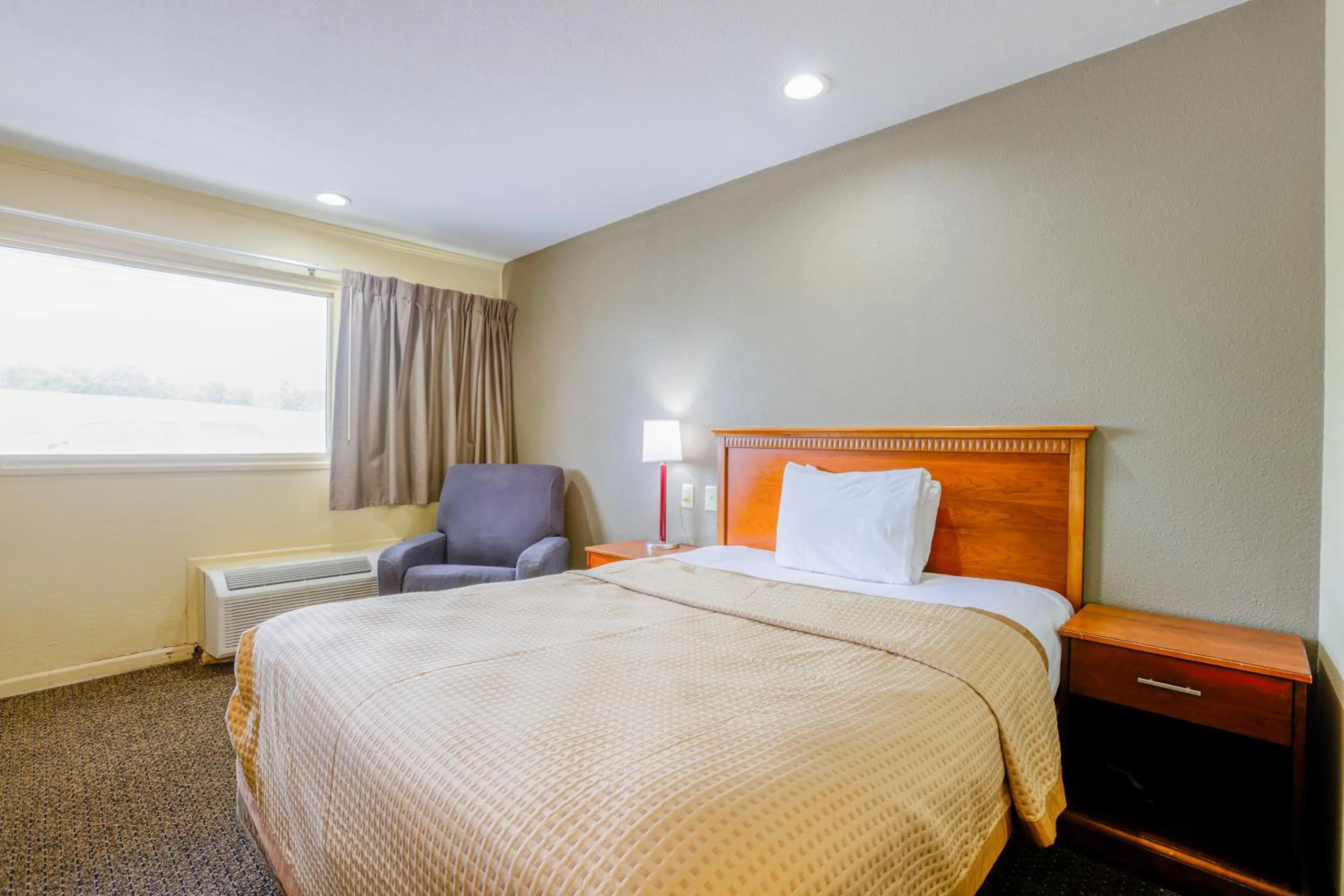 Bedroom, Bed in Budget Inn By OYO Natural Bridge I-81