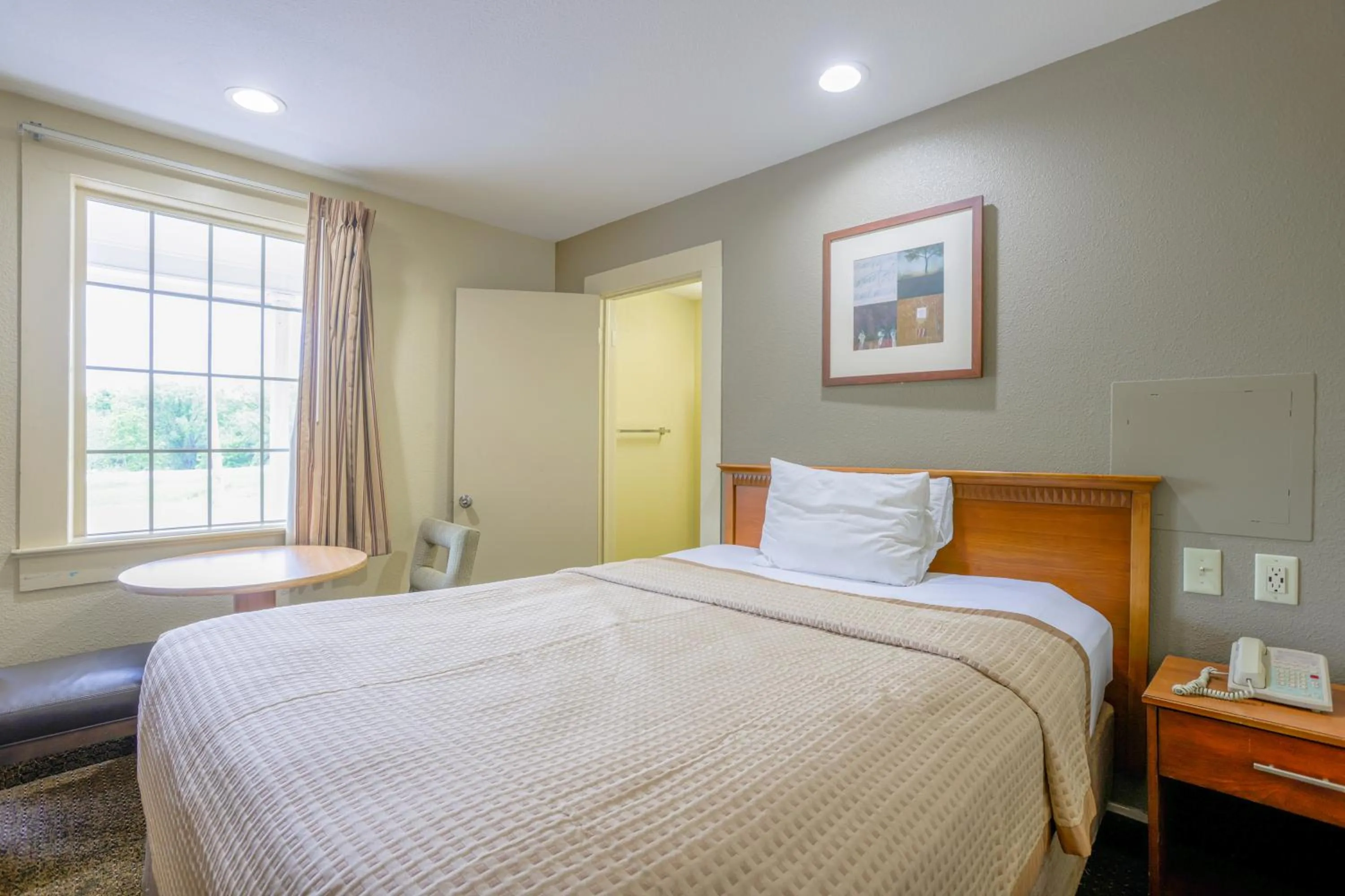 Bedroom, Bed in Budget Inn By OYO Natural Bridge I-81