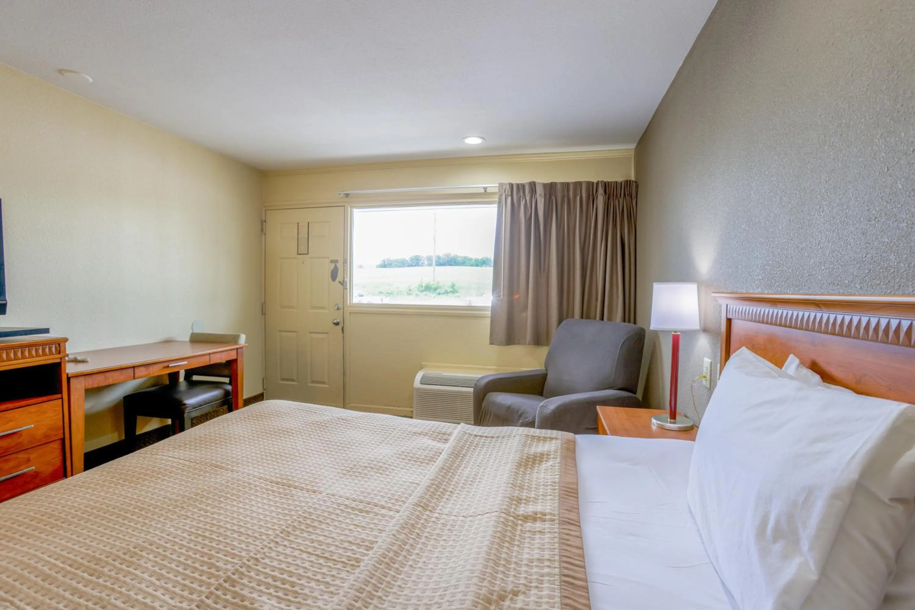 Bedroom, Bed in Budget Inn By OYO Natural Bridge I-81