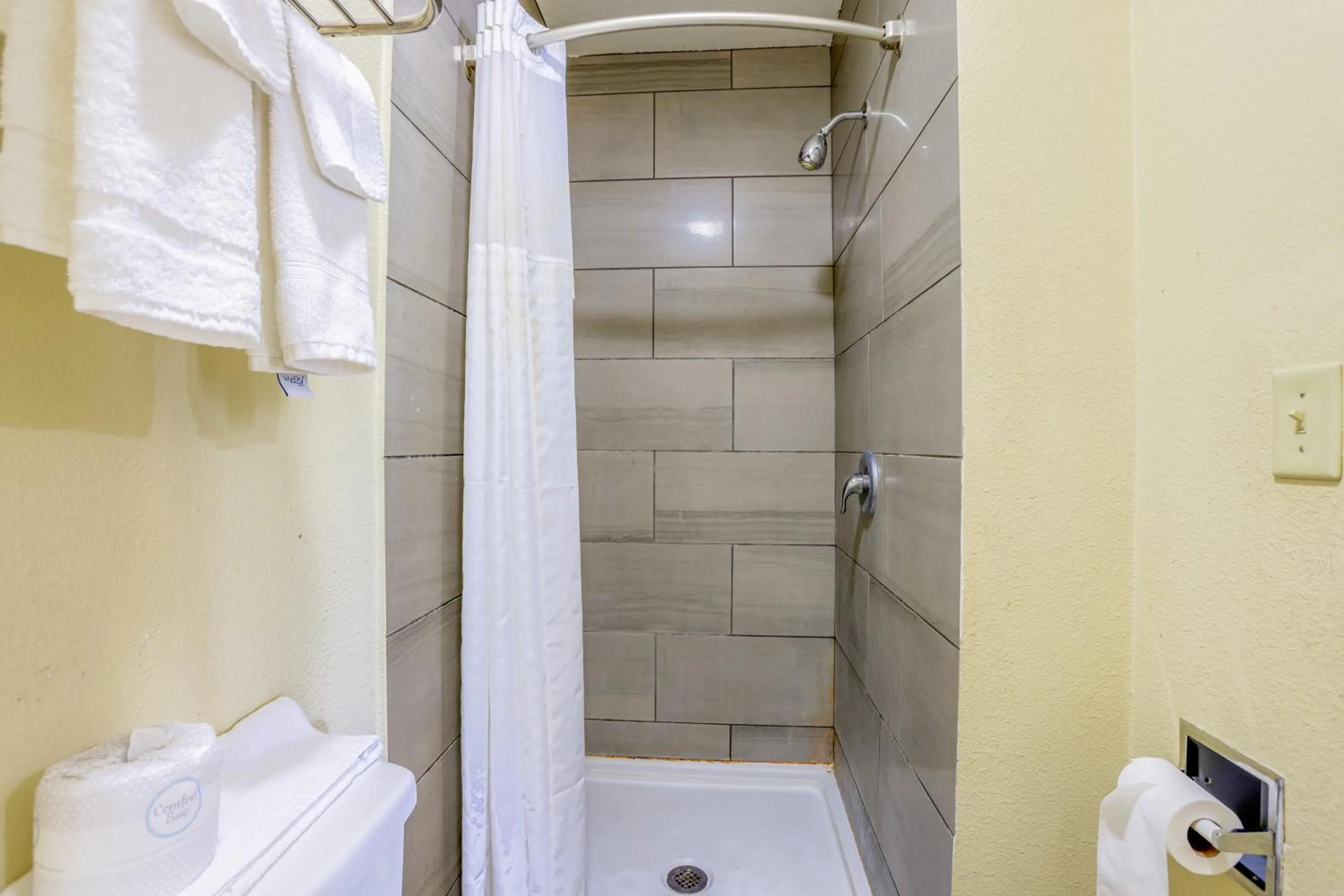 Bathroom in Budget Inn By OYO Natural Bridge I-81