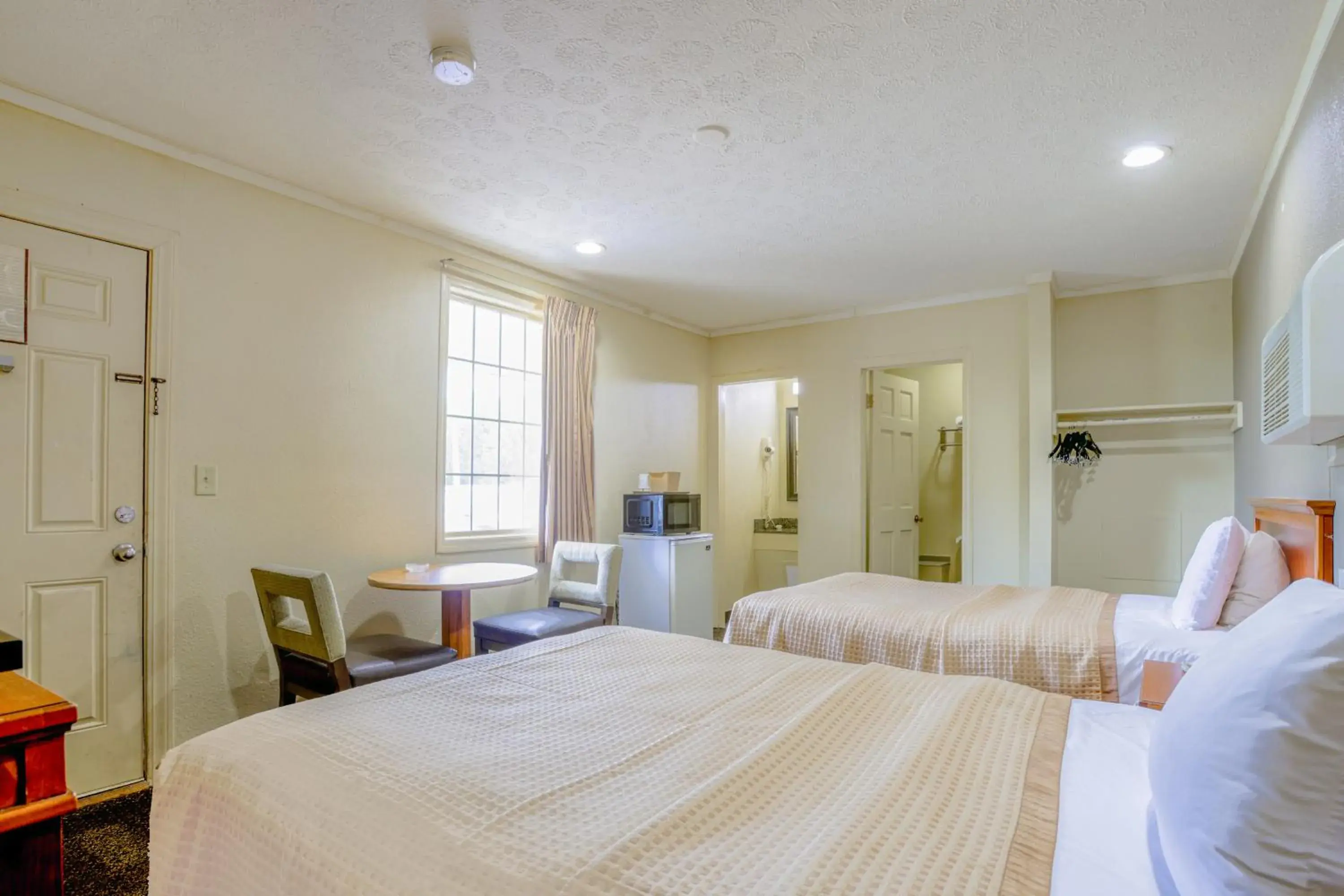 Deluxe 2 Full Beds Smoking in Budget Inn By OYO Natural Bridge I-81 Deluxe 2 Full Beds Smoking in Budget Inn By OYO Natural Bridge I-81