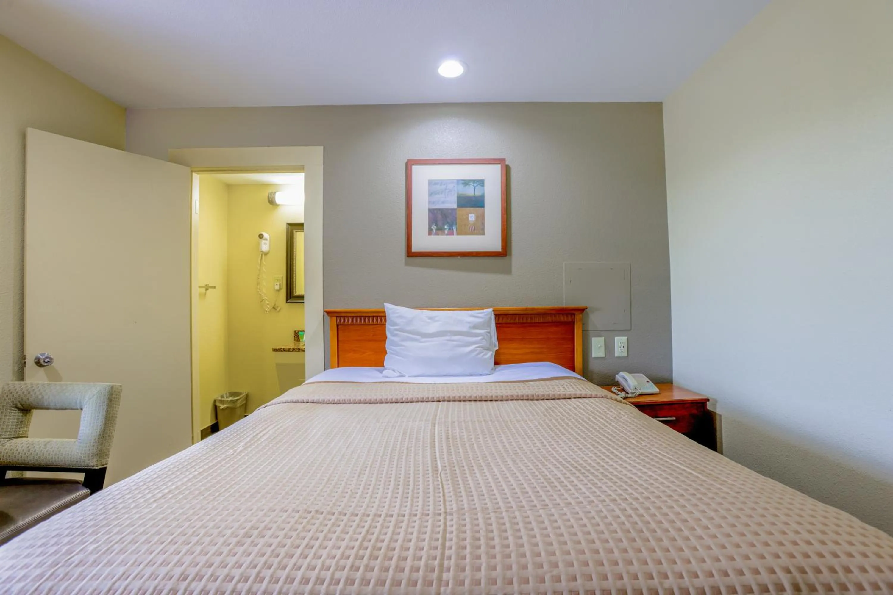 Bedroom, Bed in Budget Inn By OYO Natural Bridge I-81