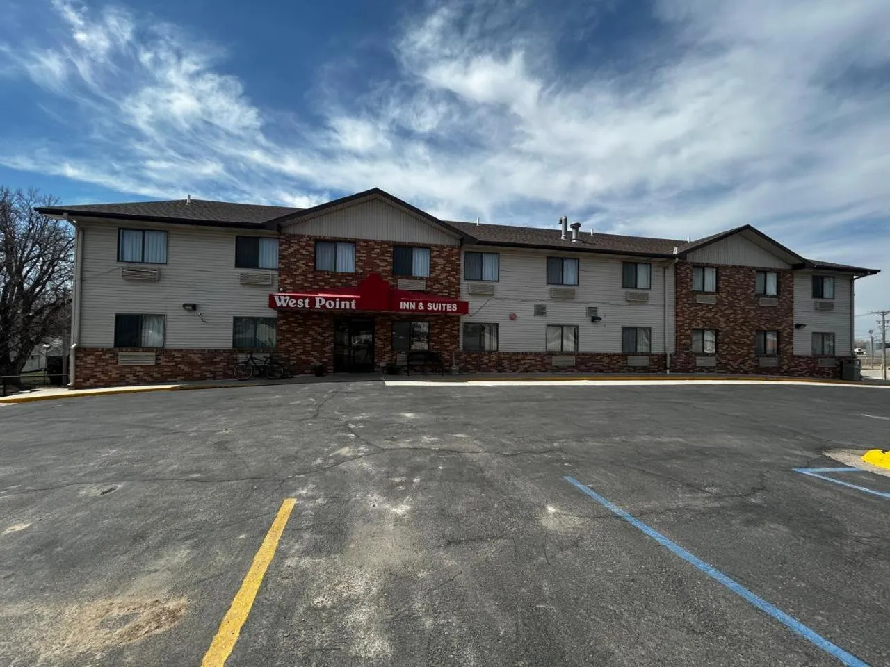 Property building in West Point Inn &amp; Suits