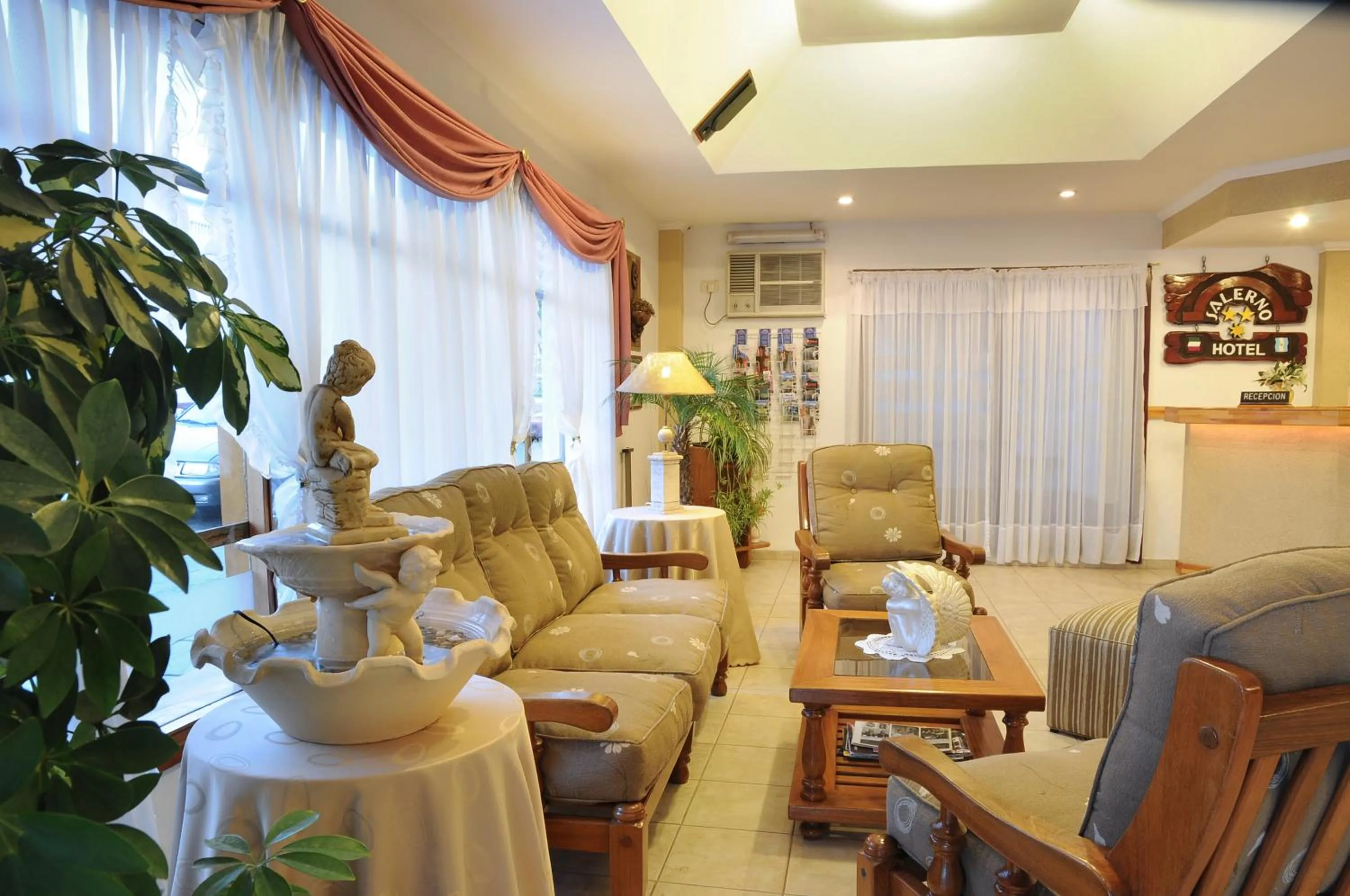 Communal lounge/ TV room in Hotel Salerno