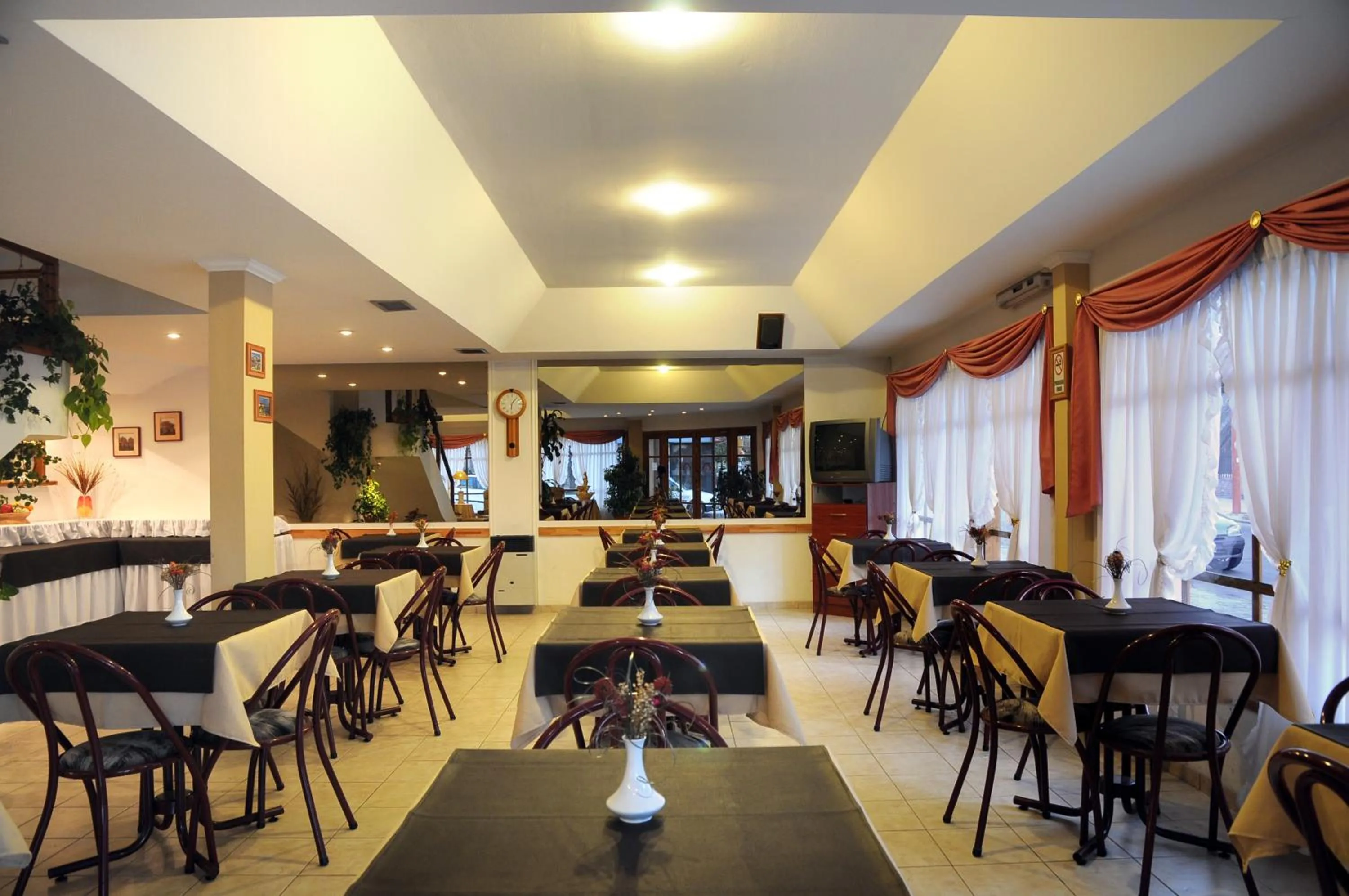 Restaurant/places to eat in Hotel Salerno