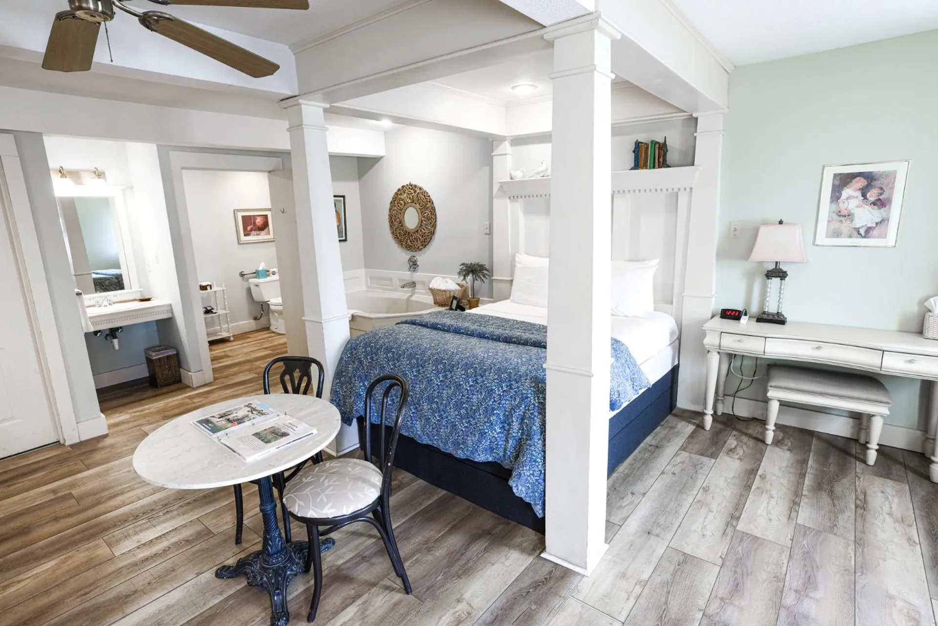 Photo of the whole room in Walnut Street Inn