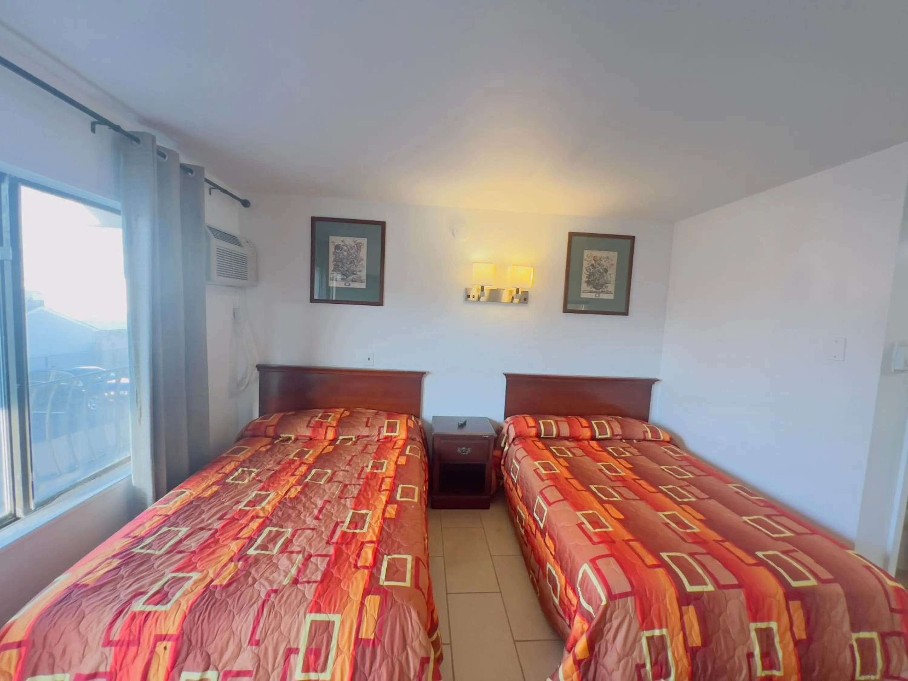 Photo of the whole room, Bed in Dry Dock Motel