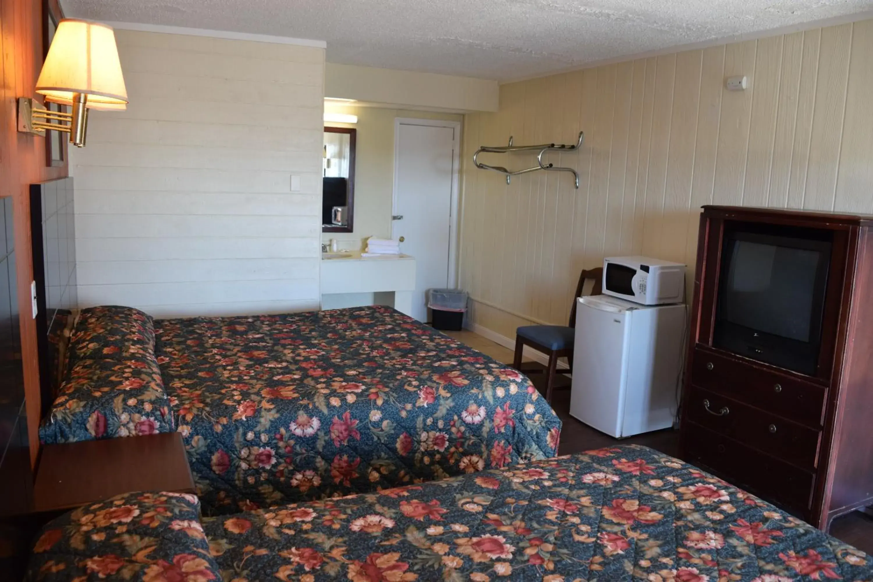 Photo of the whole room, Bed in Dry Dock Motel Photo of the whole room, Bed in Dry Dock Motel