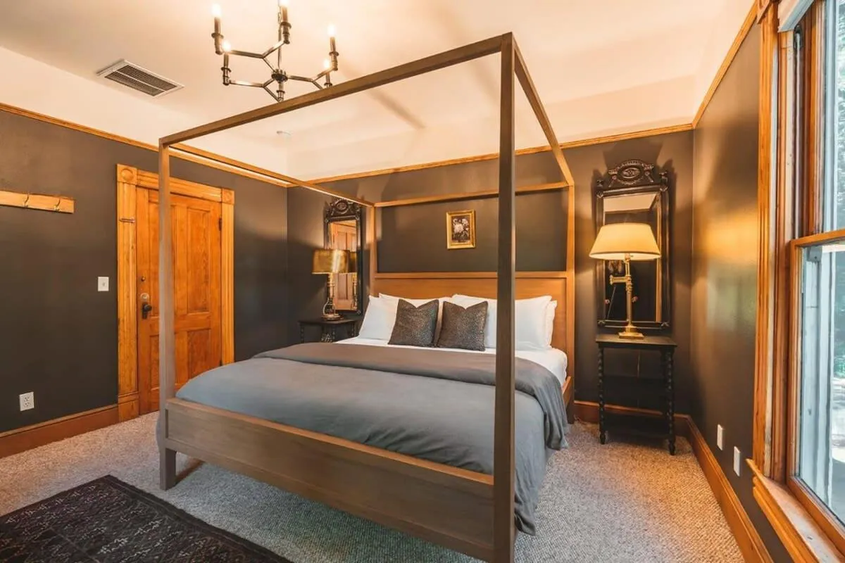 Bed in The Matriarch Heritage House- Downtown Ashland