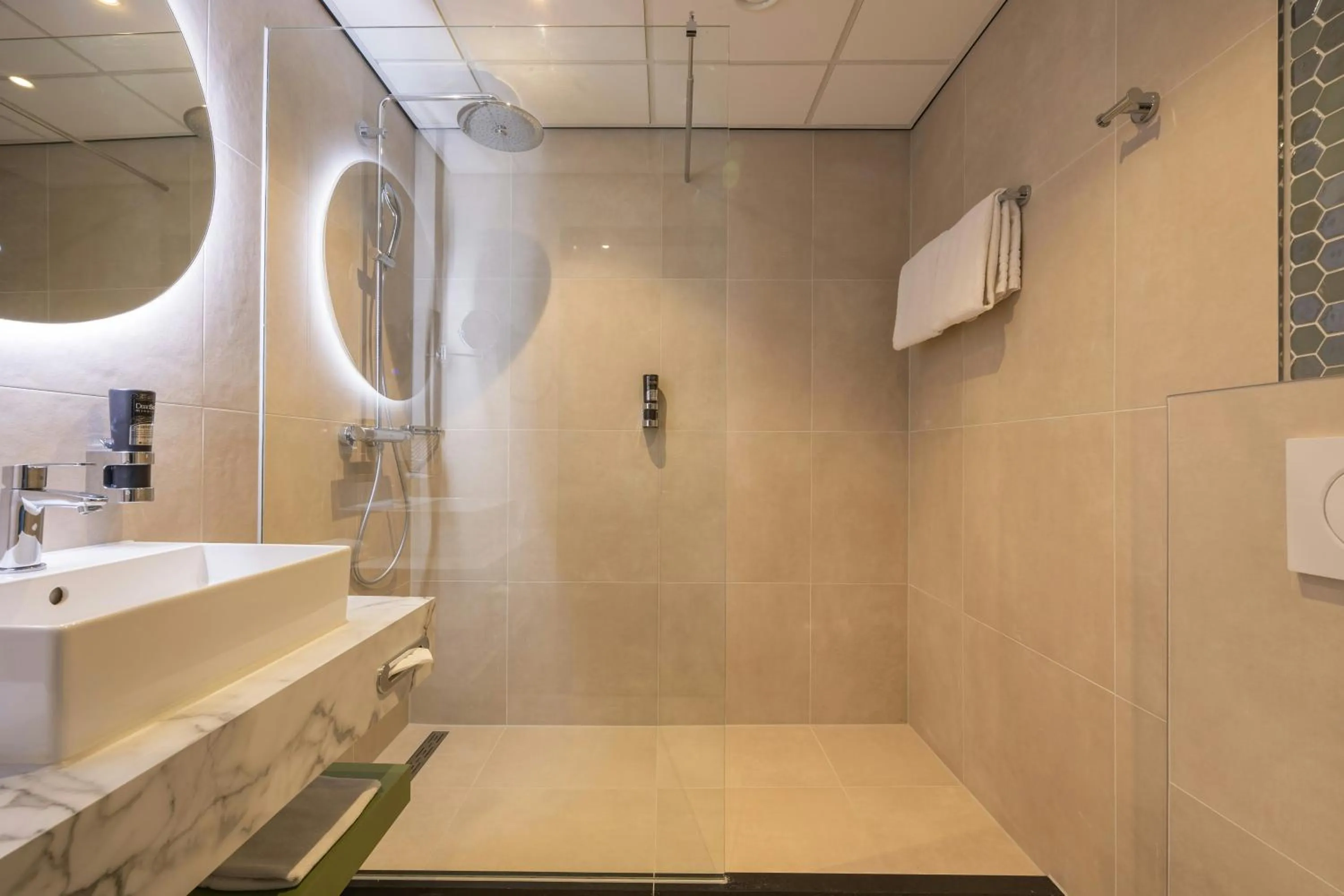 Bathroom in Leonardo Hotel Breda City Center