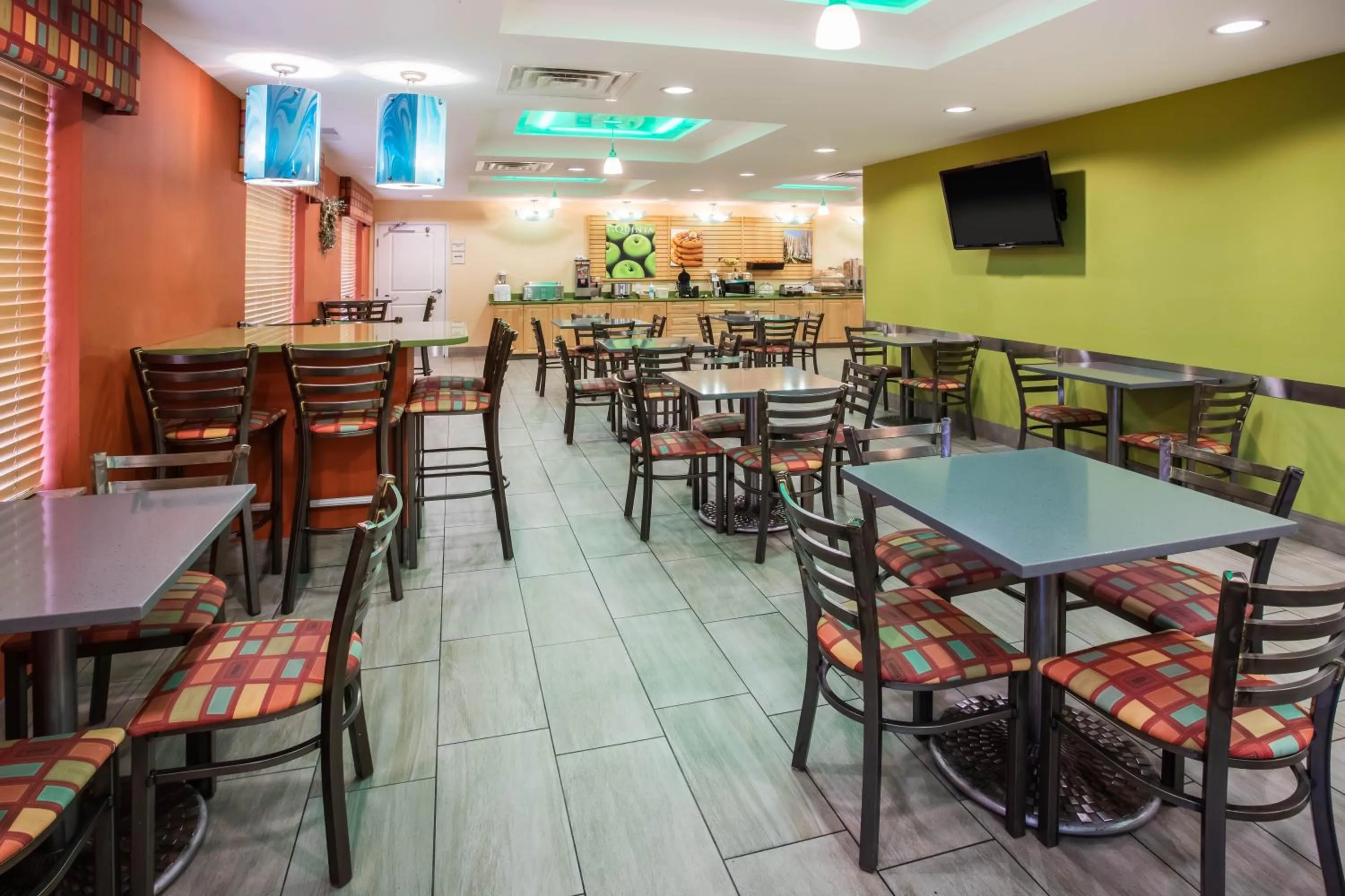 Continental breakfast in La Quinta by Wyndham Rochester Mayo Clinic Area South