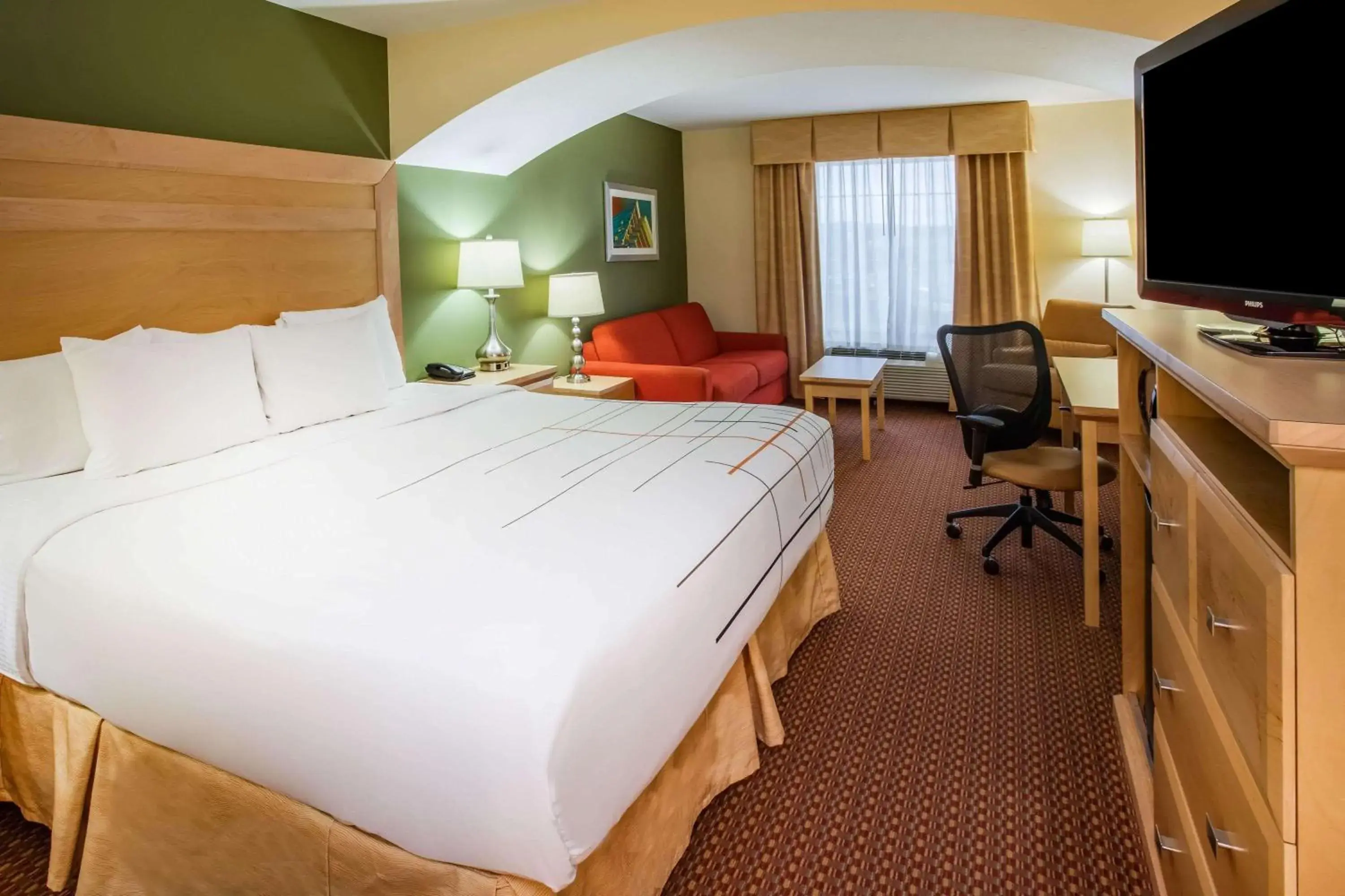 Deluxe King Room with Bathtub with Grab Bars - Mobility Accessible in La Quinta by Wyndham Rochester Mayo Clinic Area South Deluxe King Room with Bathtub with Grab Bars - Mobility Accessible in La Quinta by Wyndham Rochester Mayo Clinic Area South
