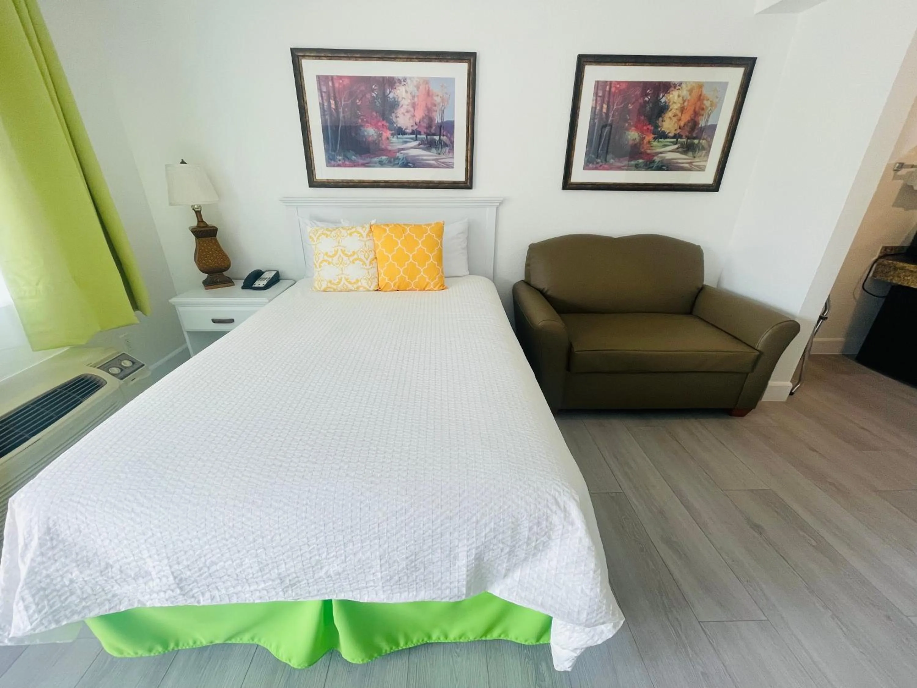 Photo of the whole room, Bed in Loma Linda Inn