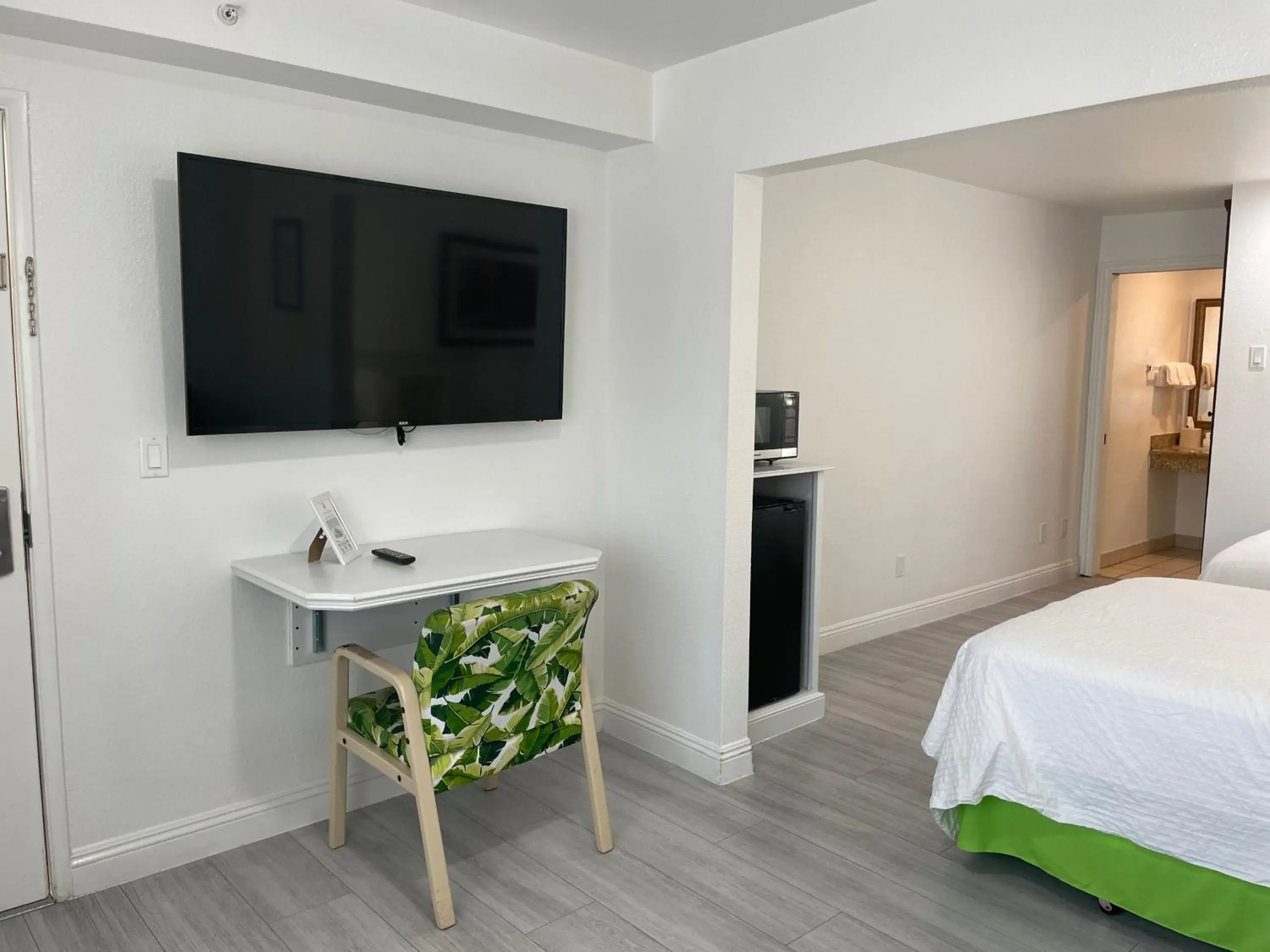 TV and multimedia, Bed in Loma Linda Inn TV and multimedia, Bed in Loma Linda Inn