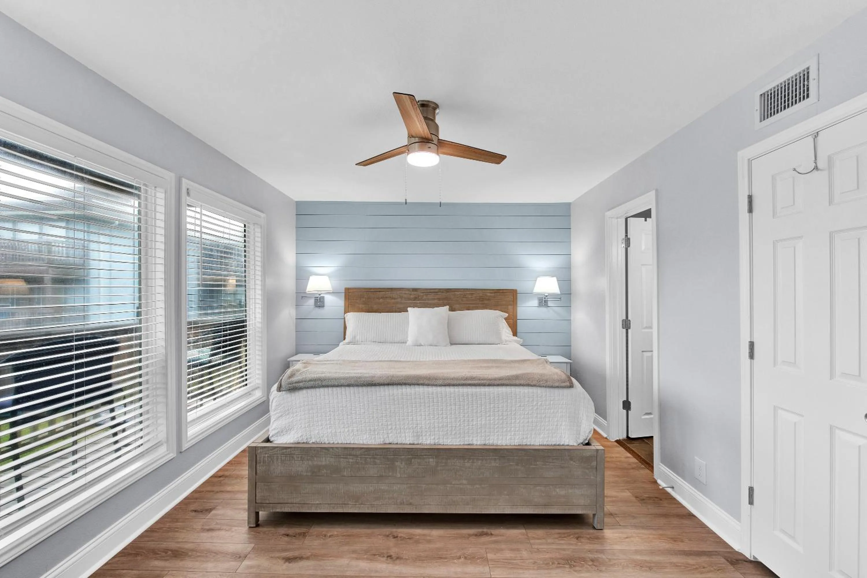 Other, Bed in Chasing Waves BH201