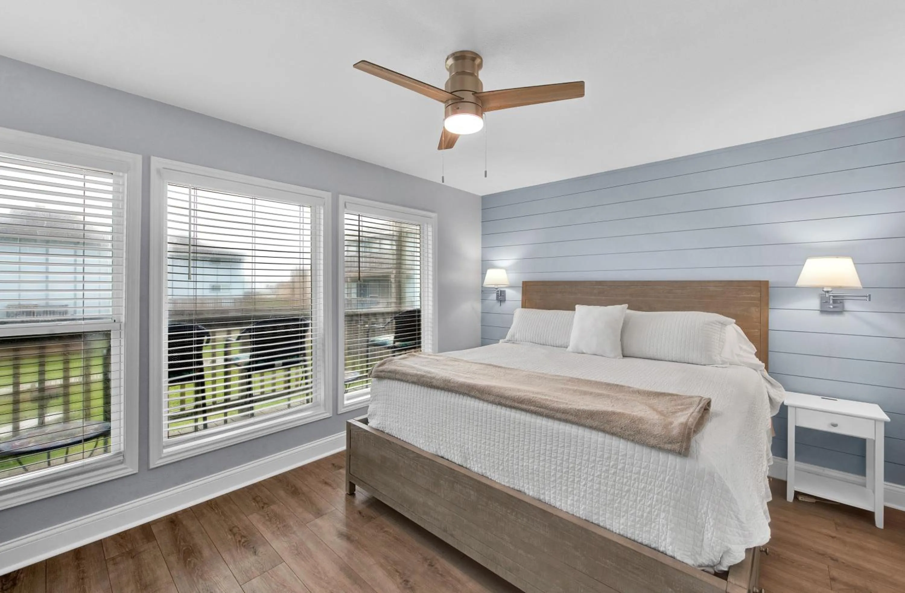 Other, Bed in Chasing Waves BH201