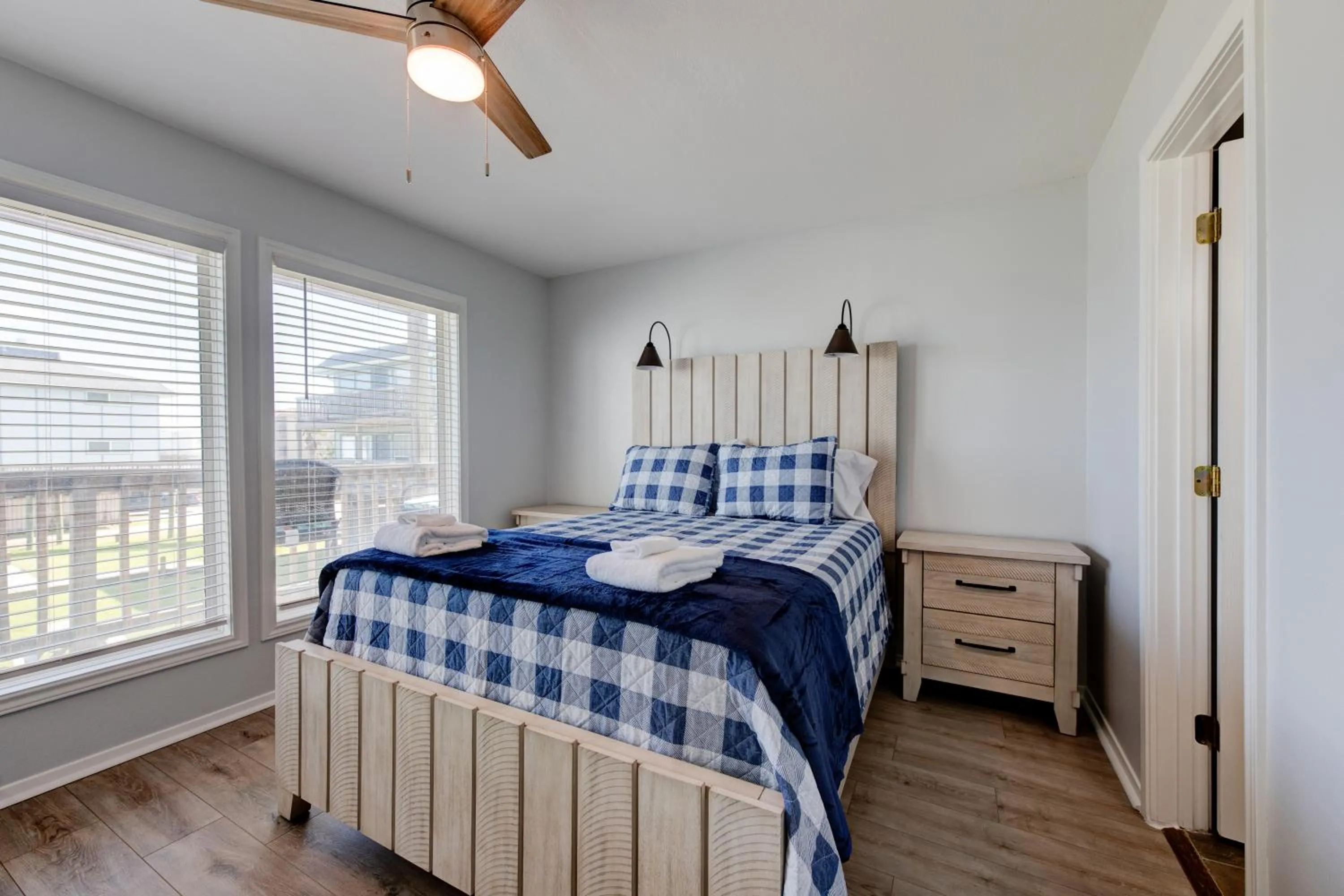 Other, Bed in Chasing Waves BH201