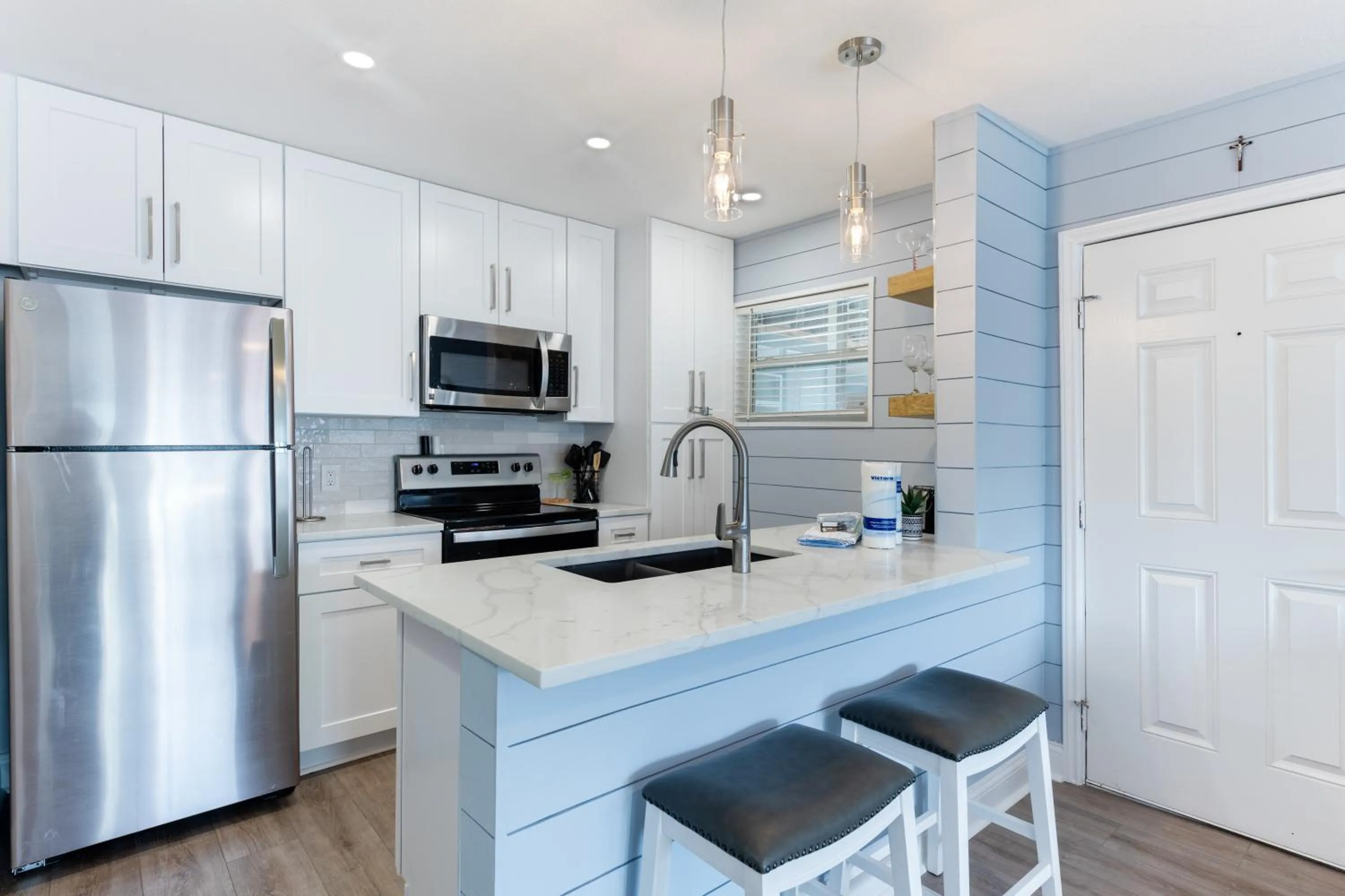 Other in Chasing Waves BH201