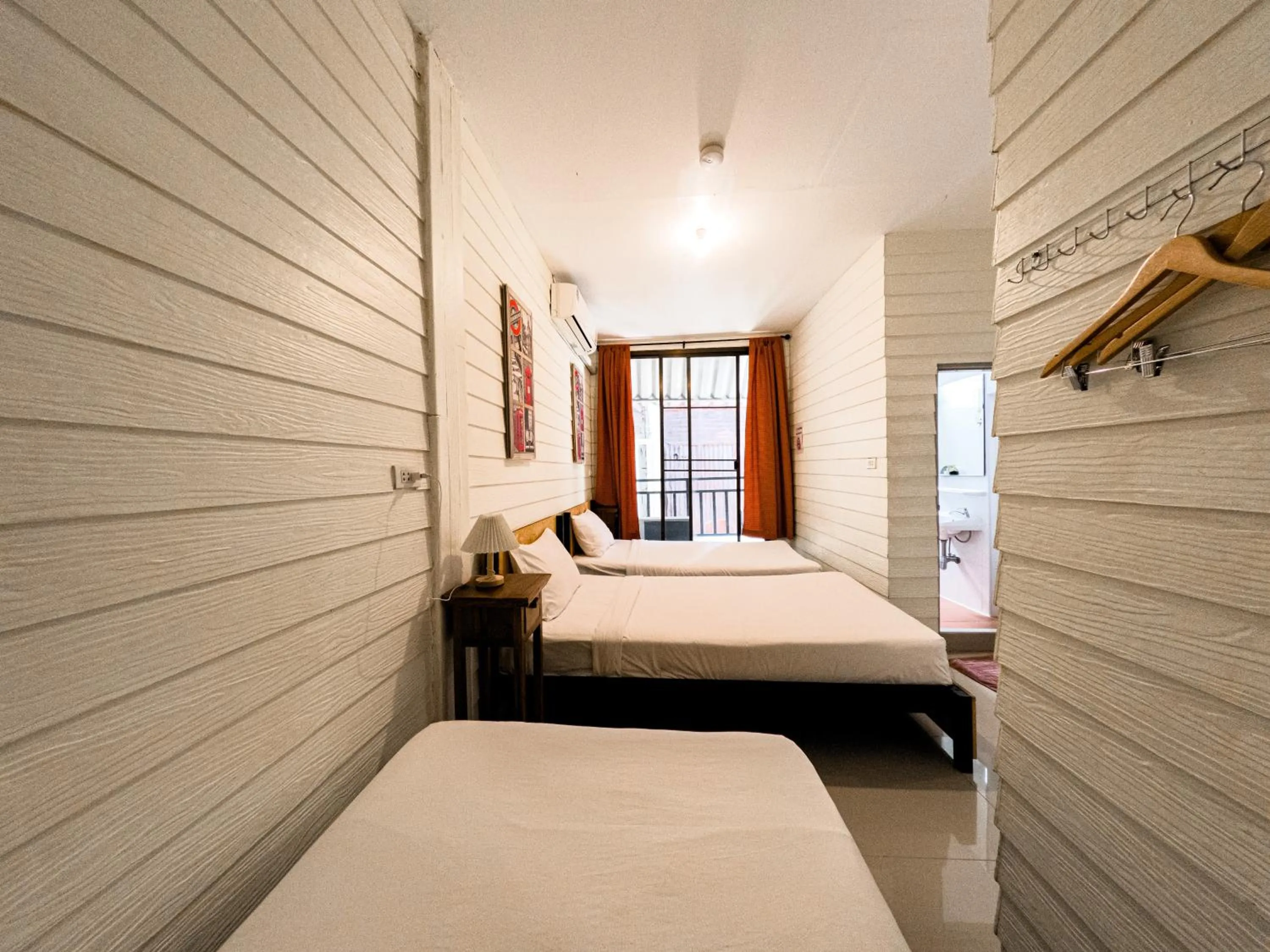 Photo of the whole room, Bed in Back Home Backpackers Hostel