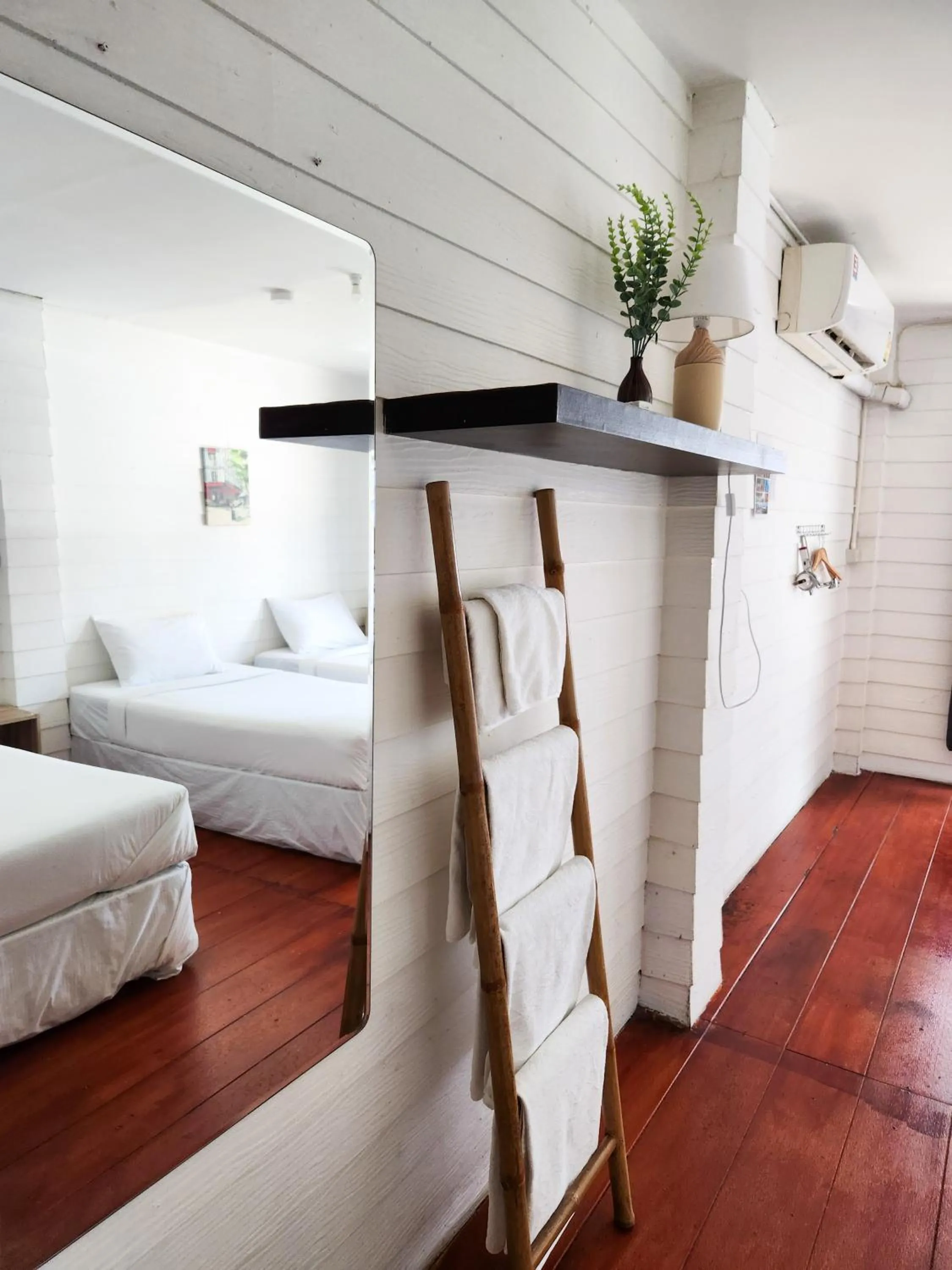 Bedroom, Bed in Back Home Backpackers Hostel