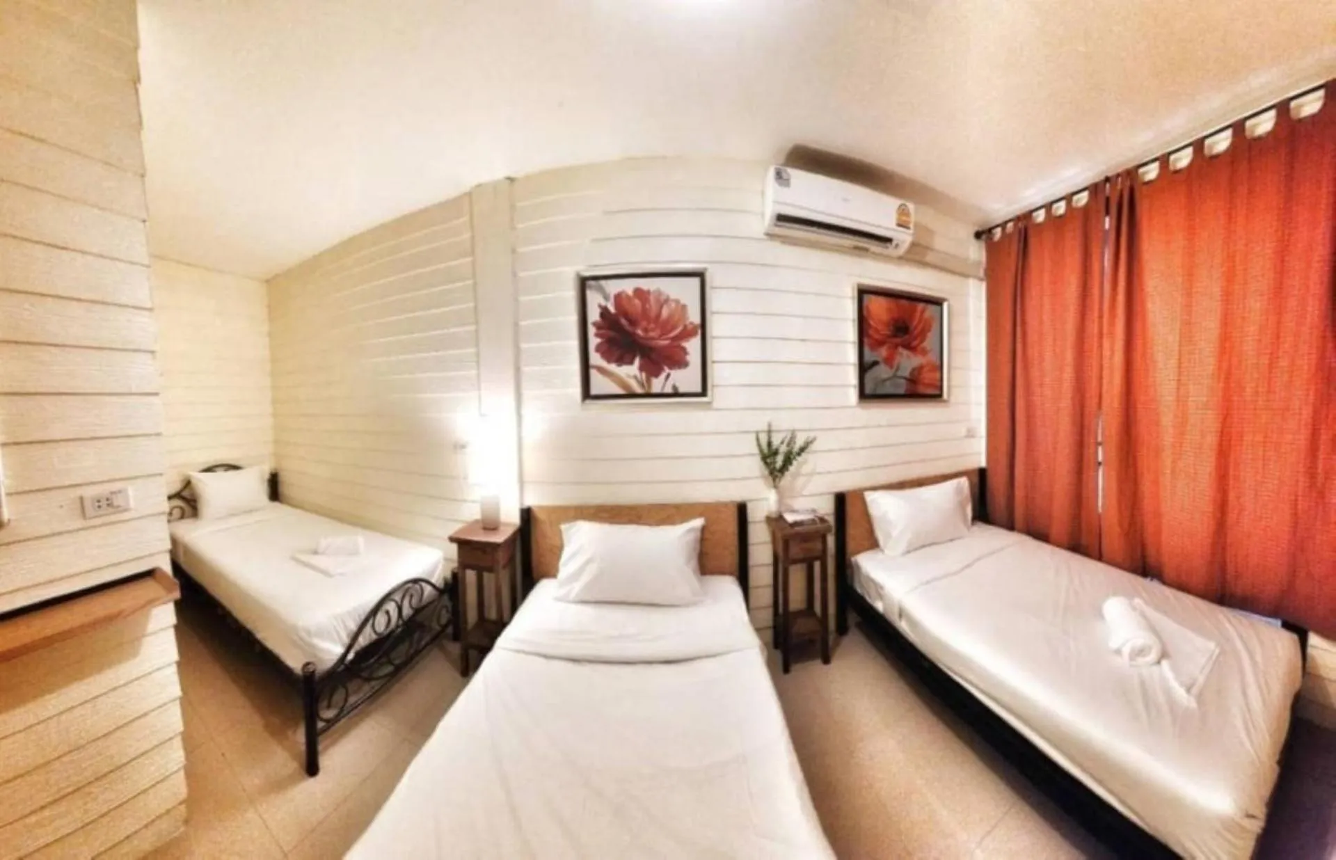 Bedroom, Bed in Back Home Backpackers Hostel