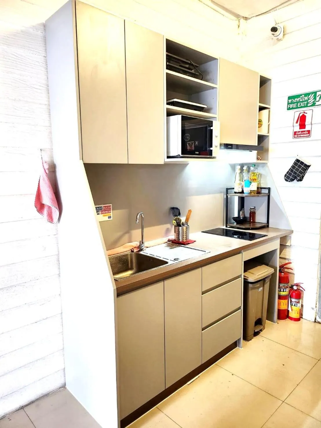 Kitchen or kitchenette in Back Home Backpackers Hostel