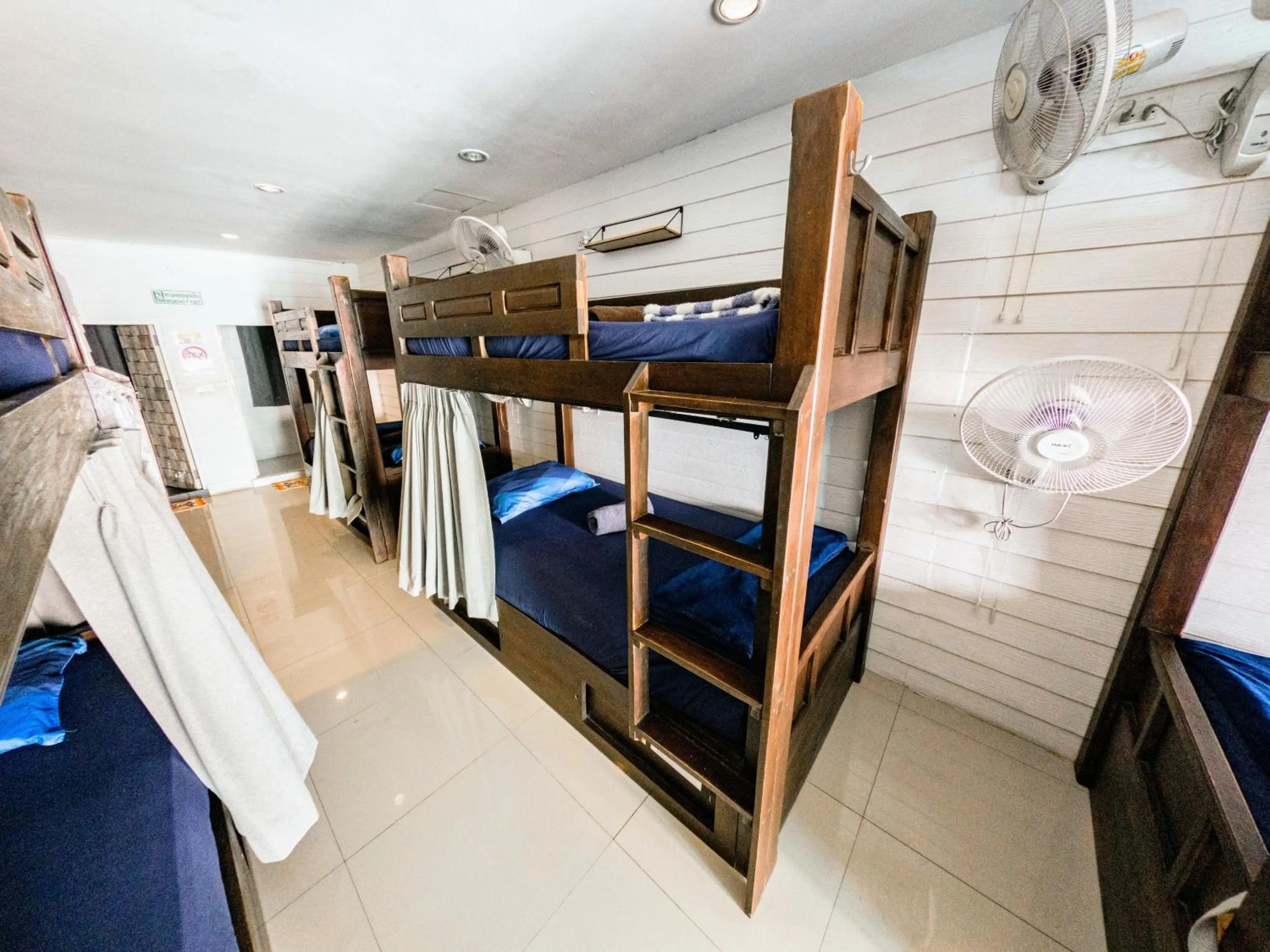 Bedroom, Bed in Back Home Backpackers Hostel