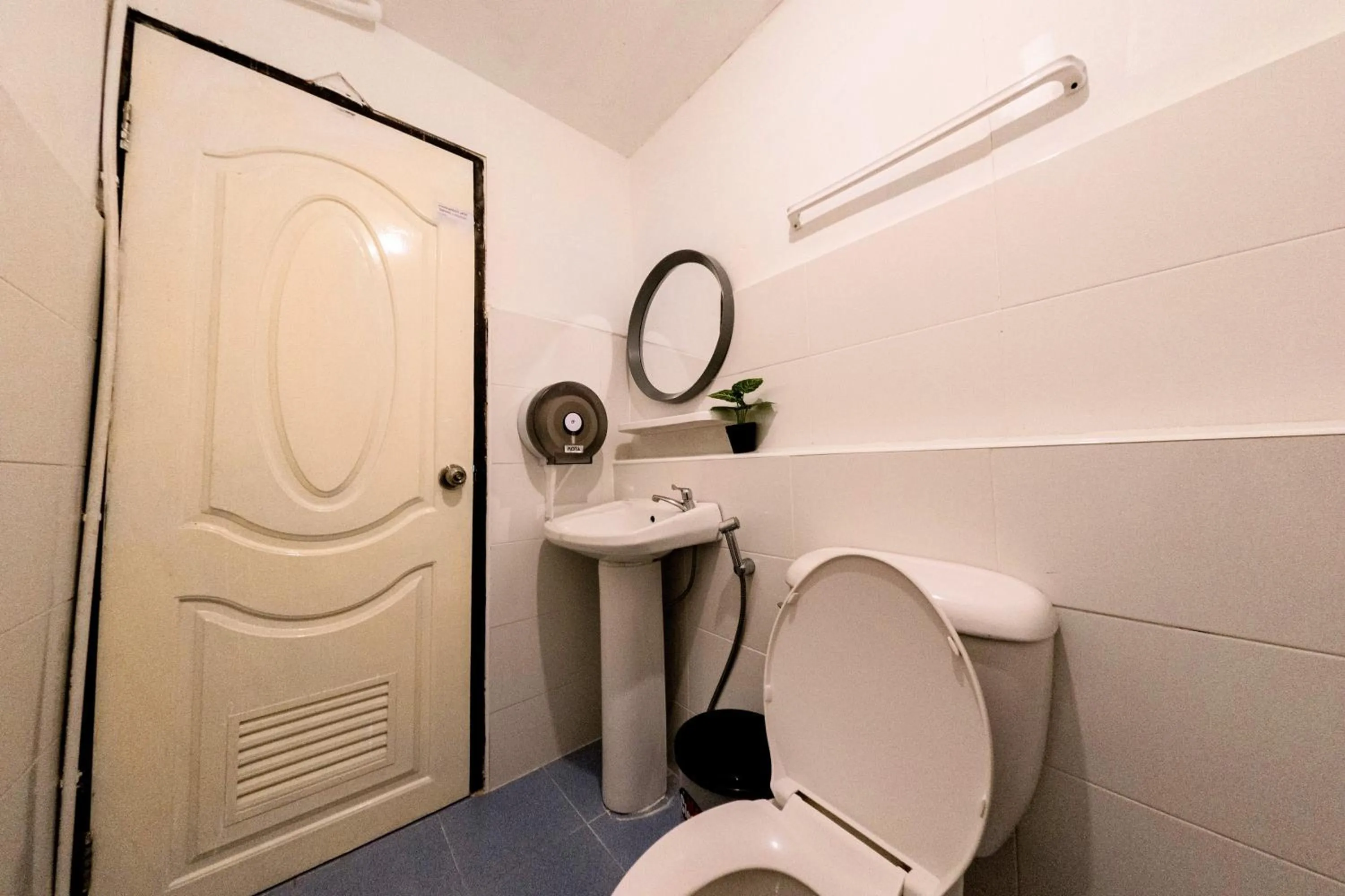 Toilet in Back Home Backpackers Hostel