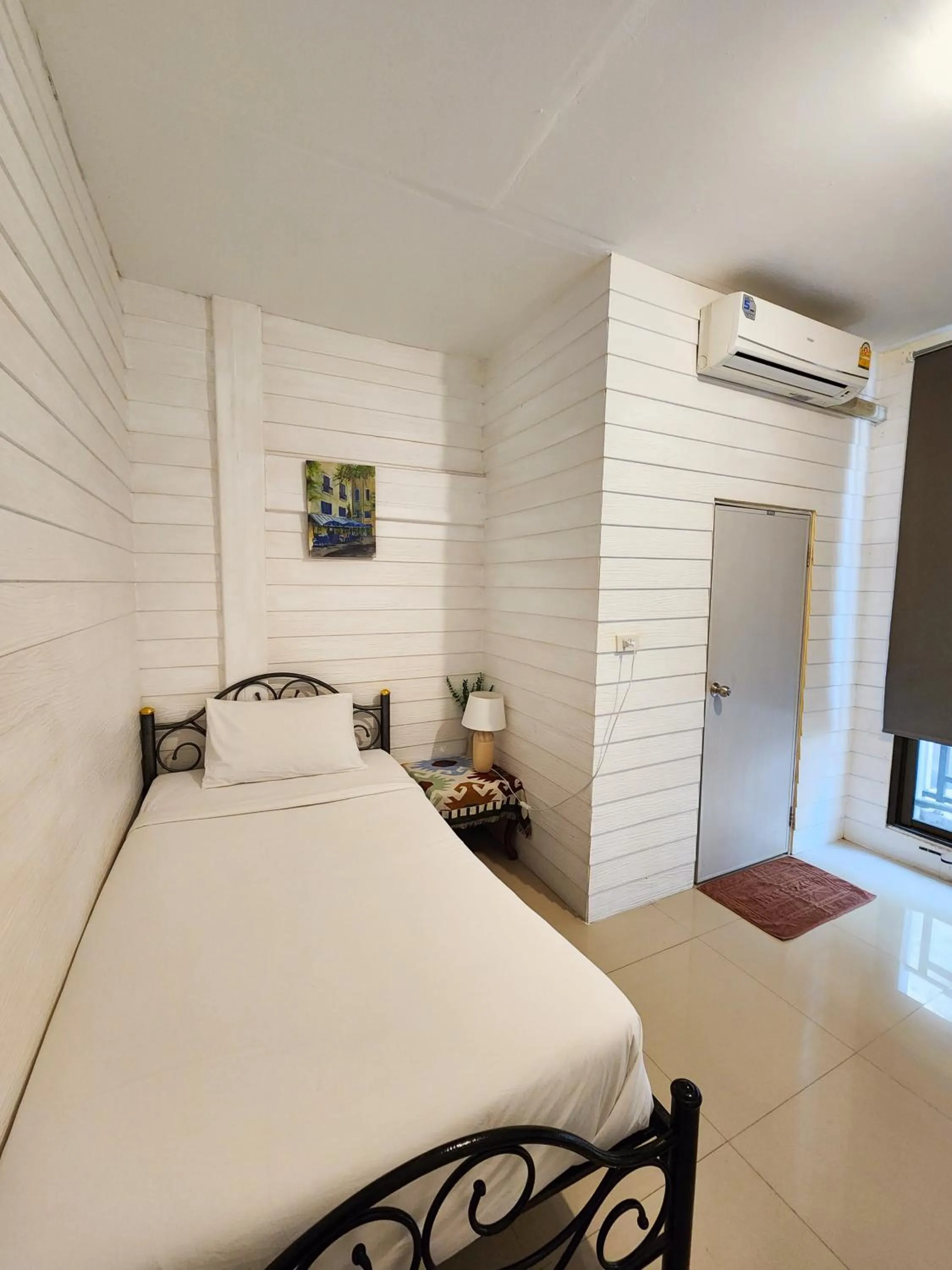 Bedroom, Bed in Back Home Backpackers Hostel