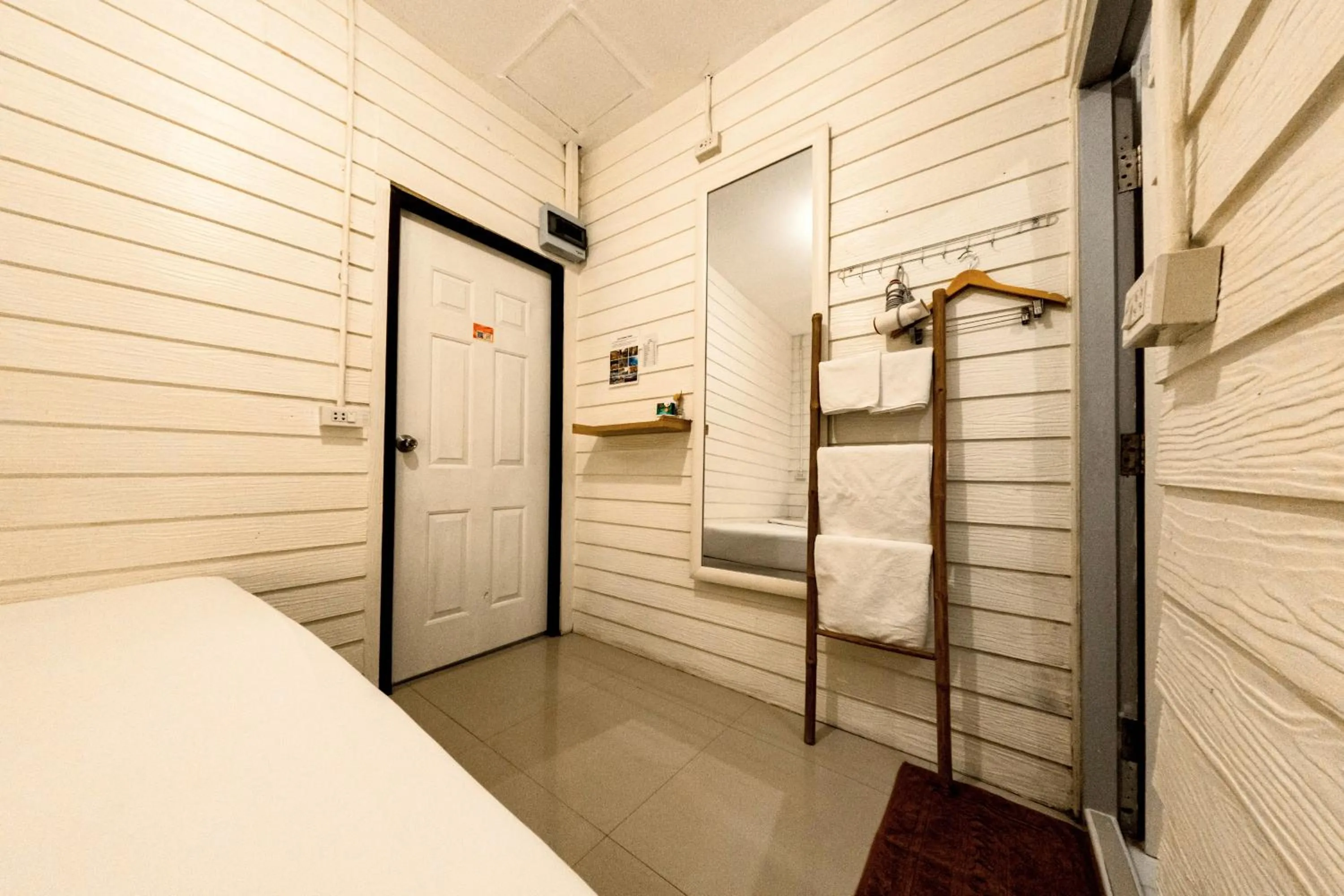 Bedroom, Bed in Back Home Backpackers Hostel