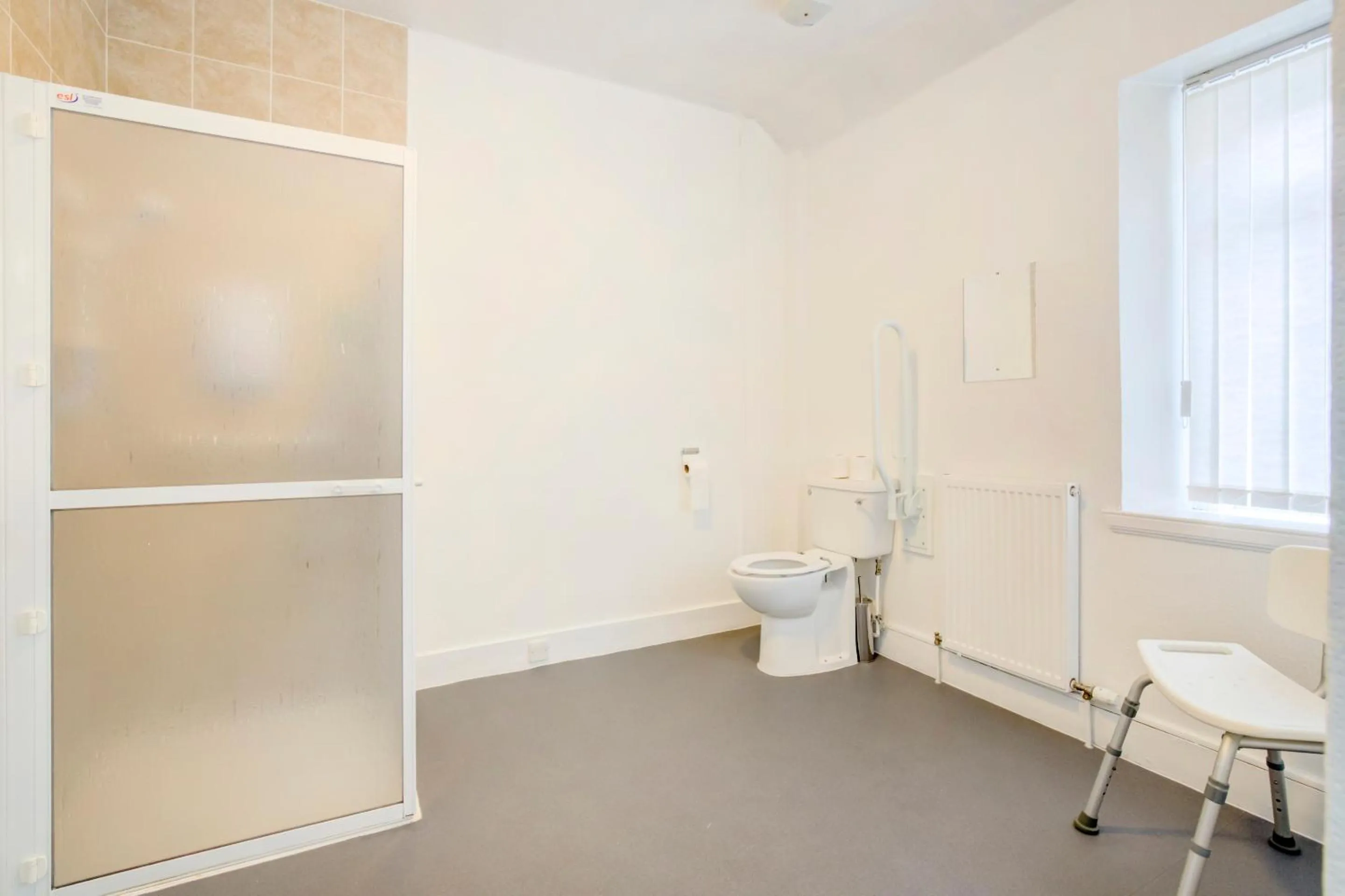 Bathroom in OYO Eastbank Hotel, Speyside Scotland