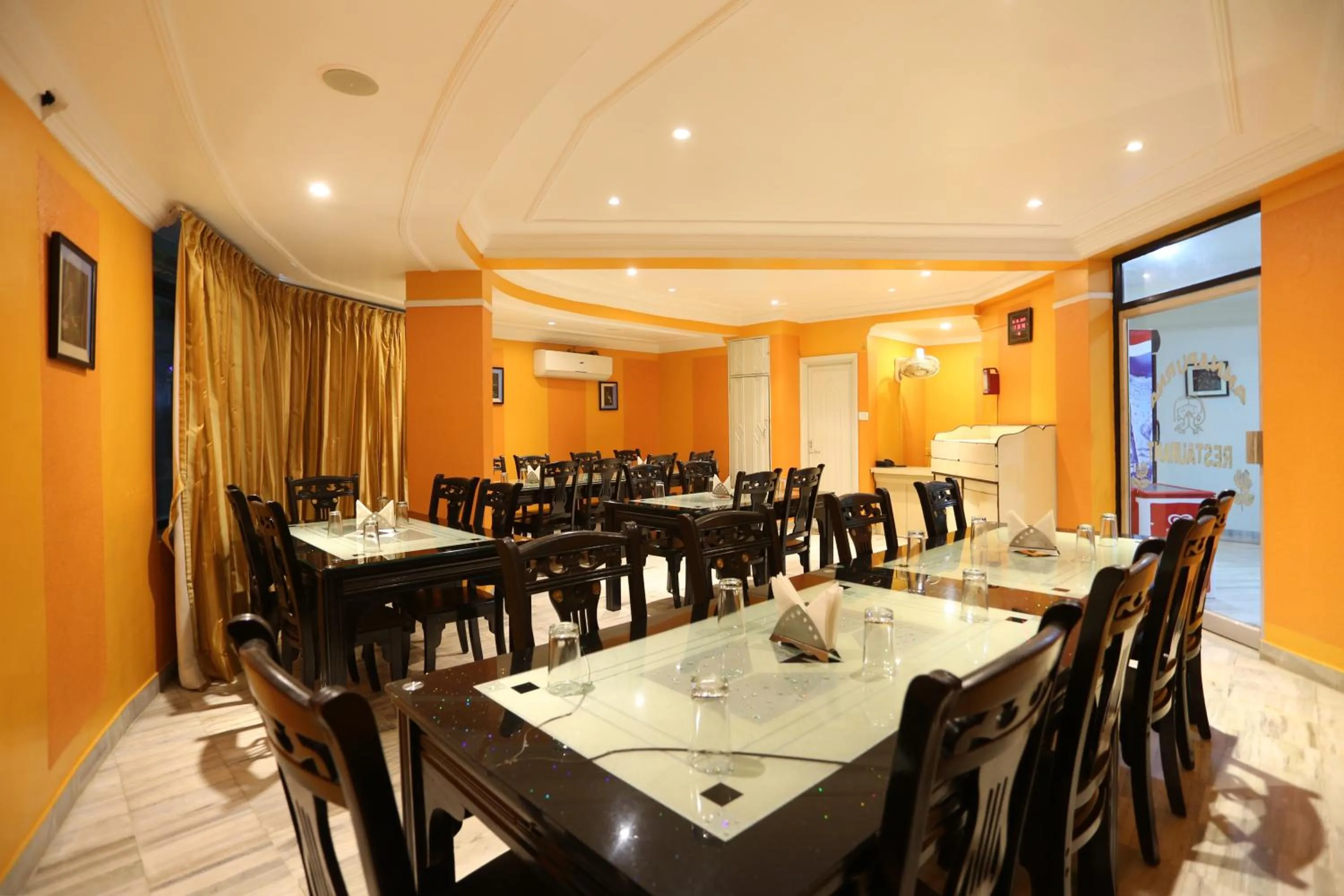 Restaurant/places to eat in Hotel Niladri