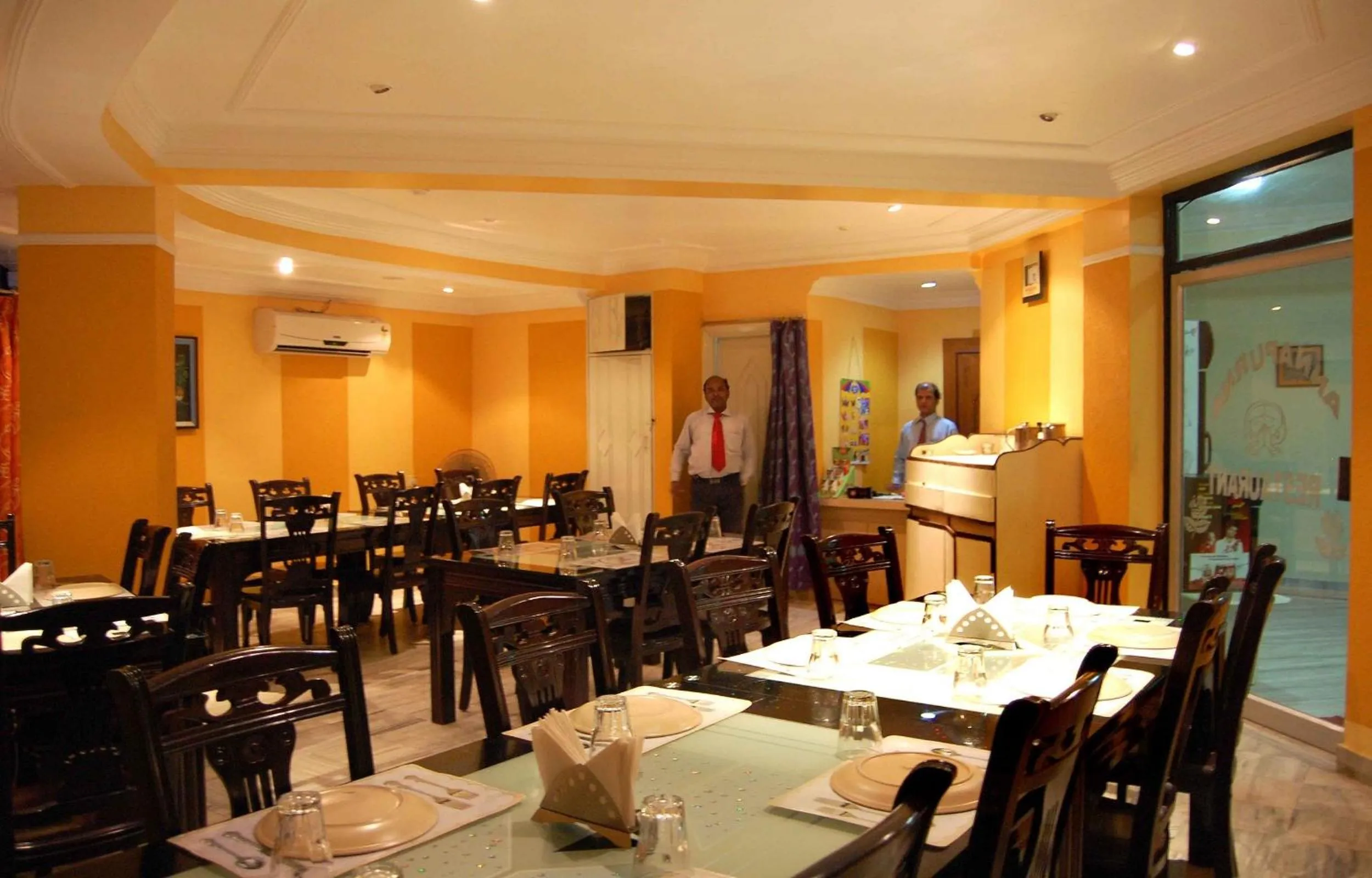 Restaurant/places to eat in Hotel Niladri
