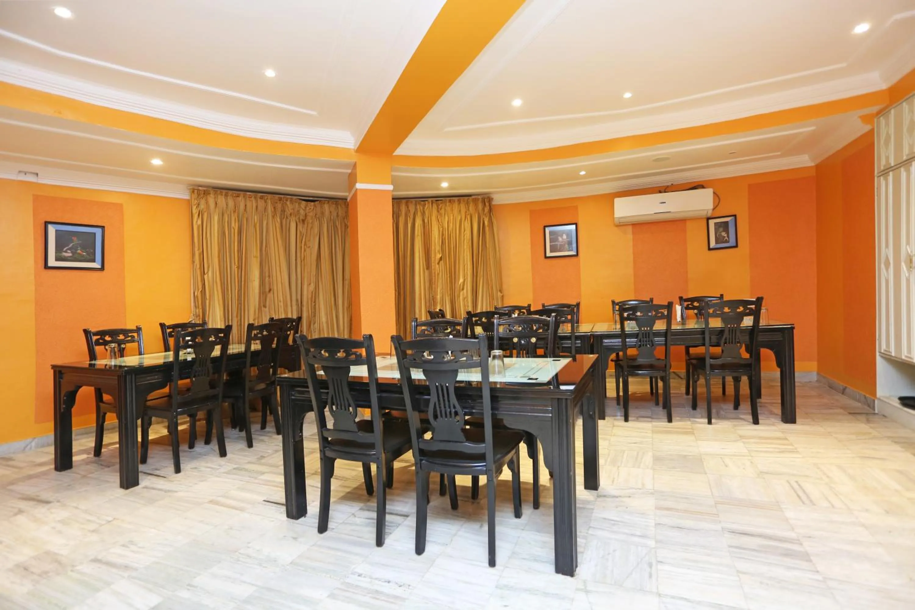 Restaurant/places to eat in Hotel Niladri