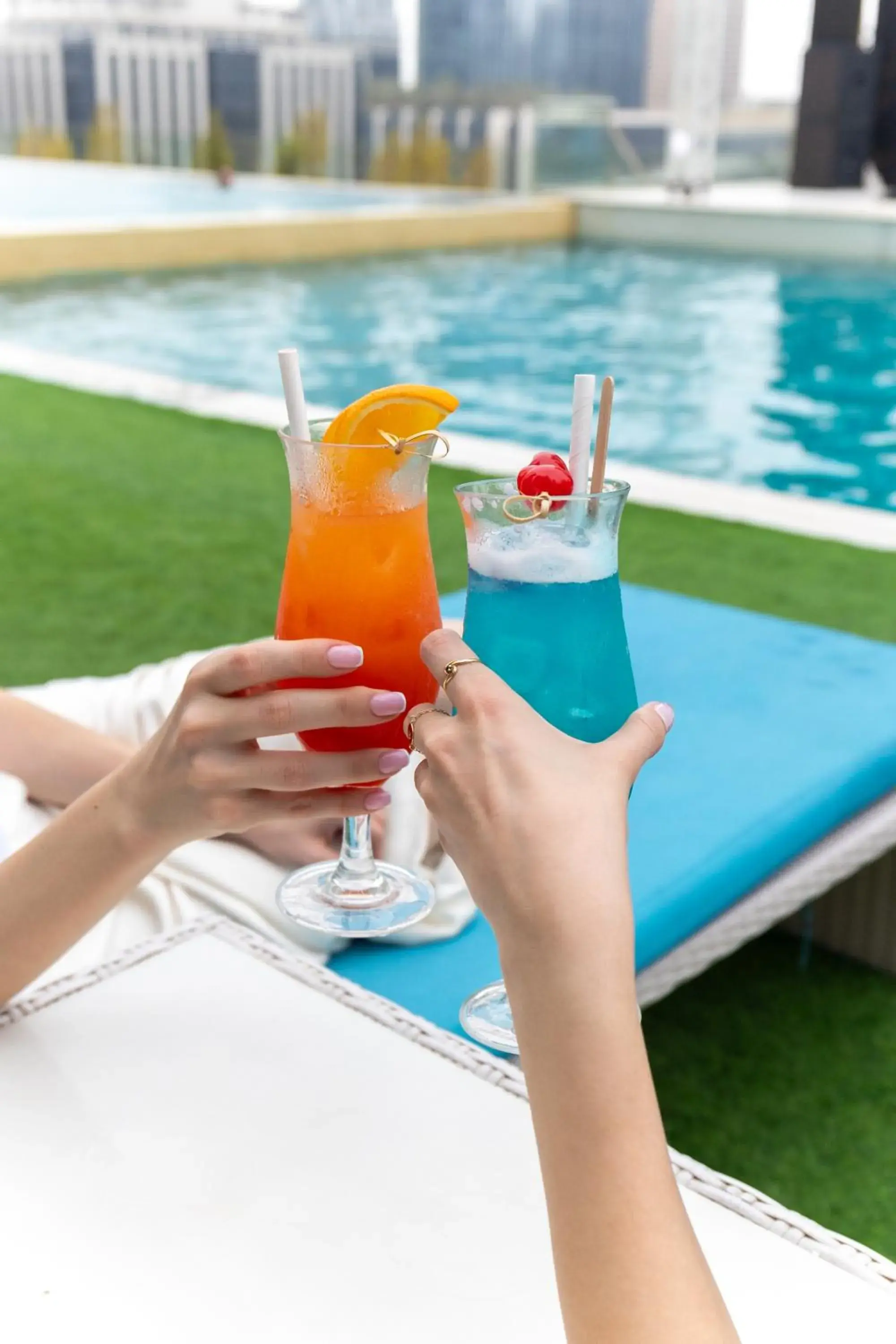 Swimming pool in Sofitel Dubai Downtown Swimming pool in Sofitel Dubai Downtown